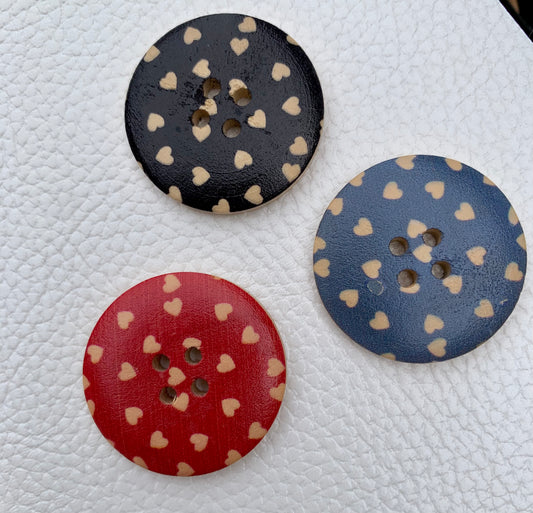 LIQUIDATION - boutons de bois avec motifs de coeurs - 2.8 cm