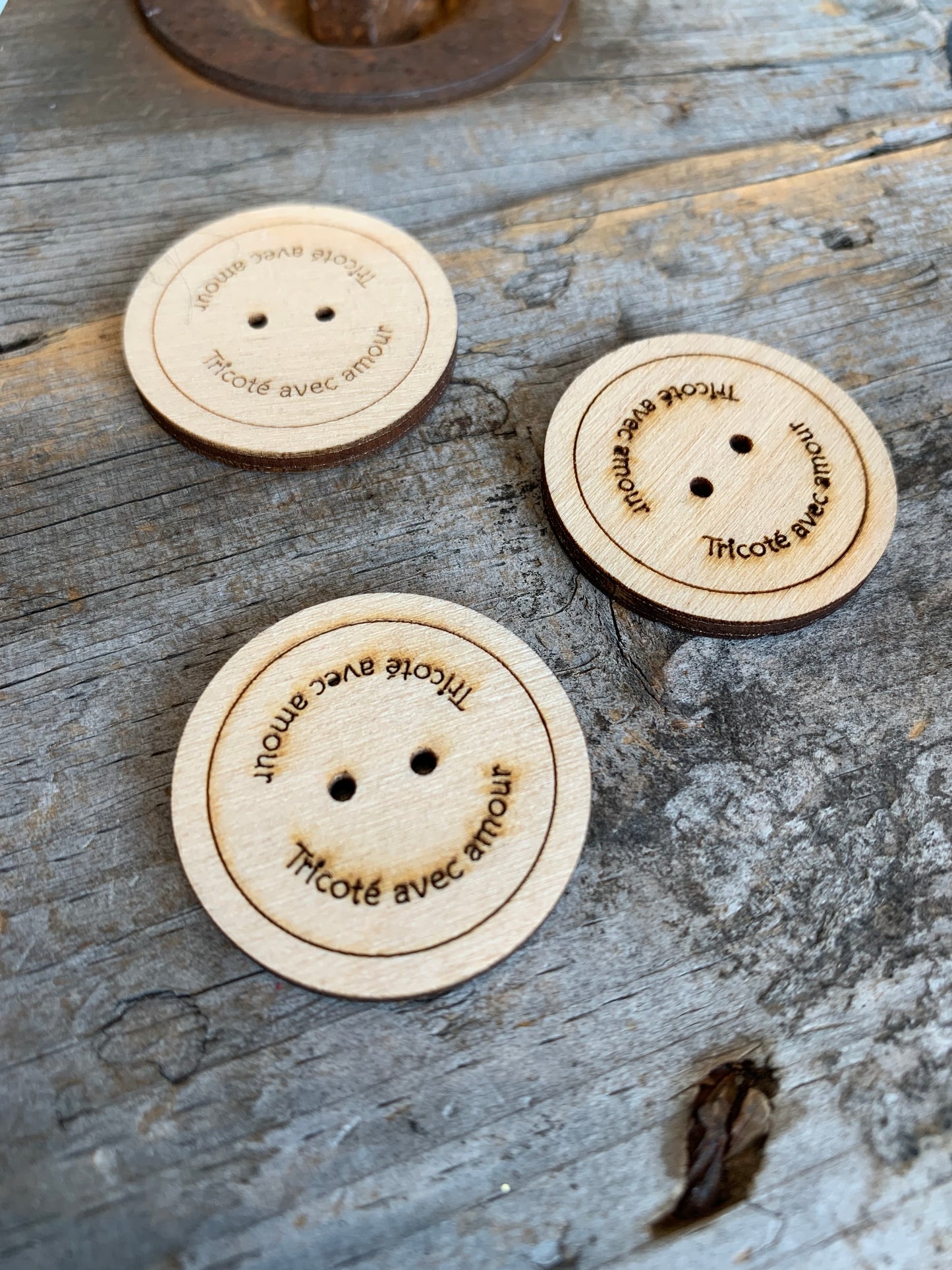 Bouton de bois « Tricoté avec amour » 3cm