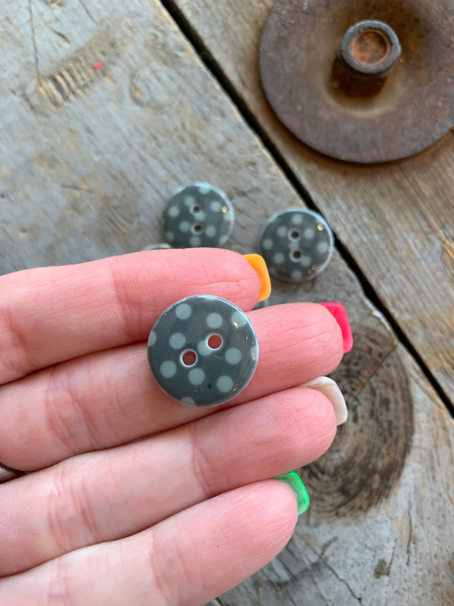 Boutons gris à pois 1,8cm
