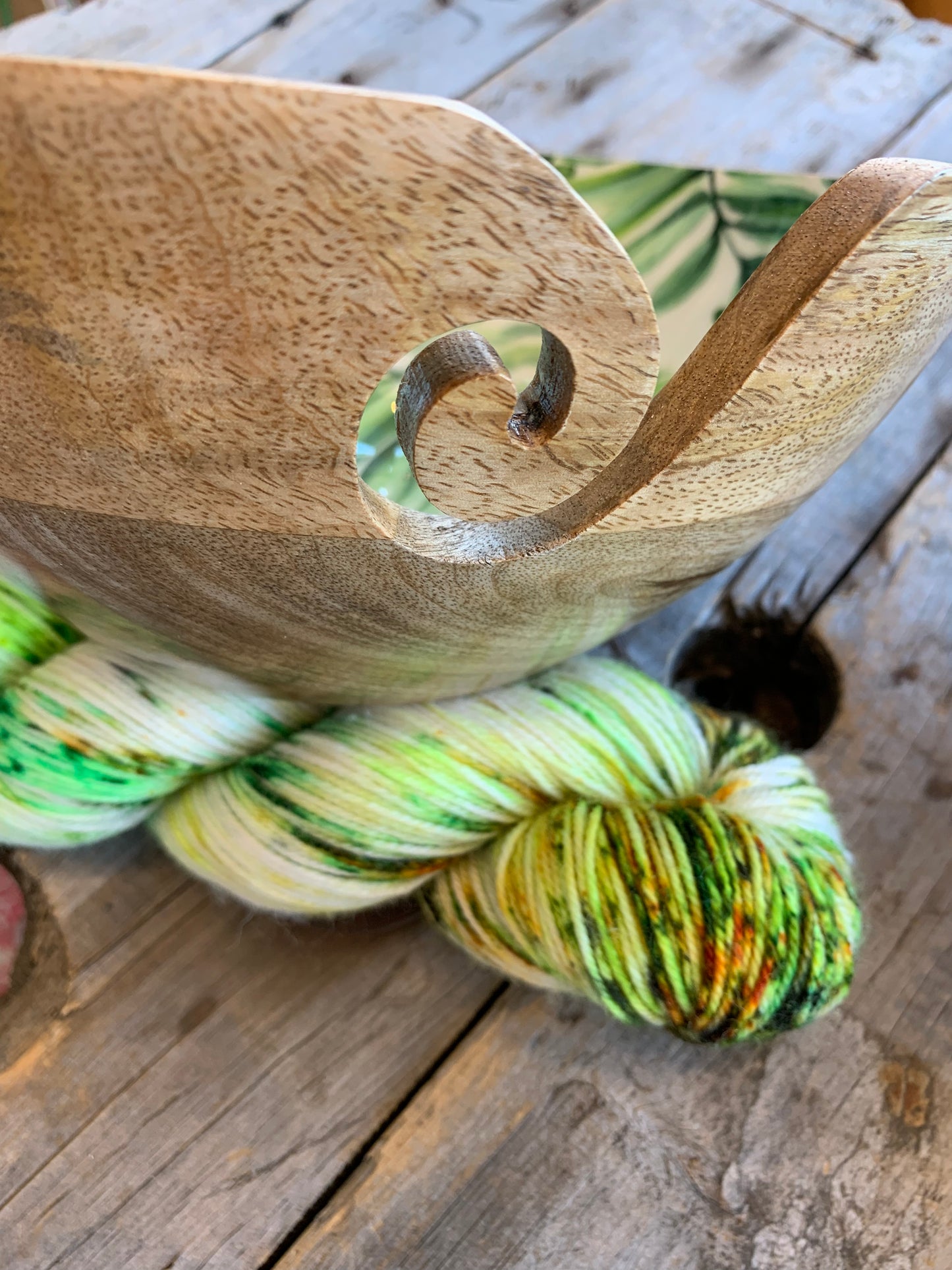 Bols à laine en bois avec motif de feuillage / Wood yarn bowl with leaf design