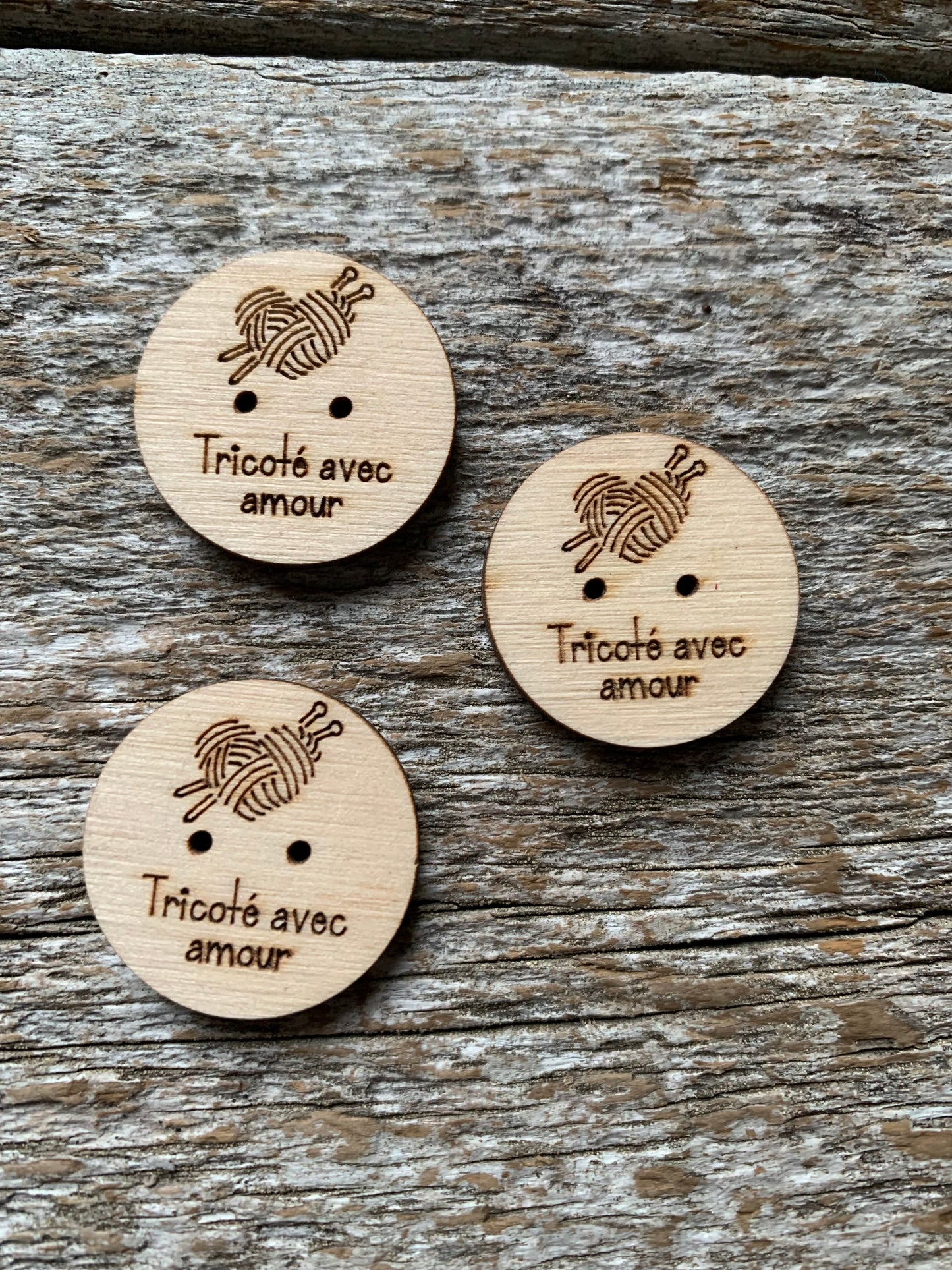 Bouton de bois « Tricoté avec amour » et coeur balle de laine