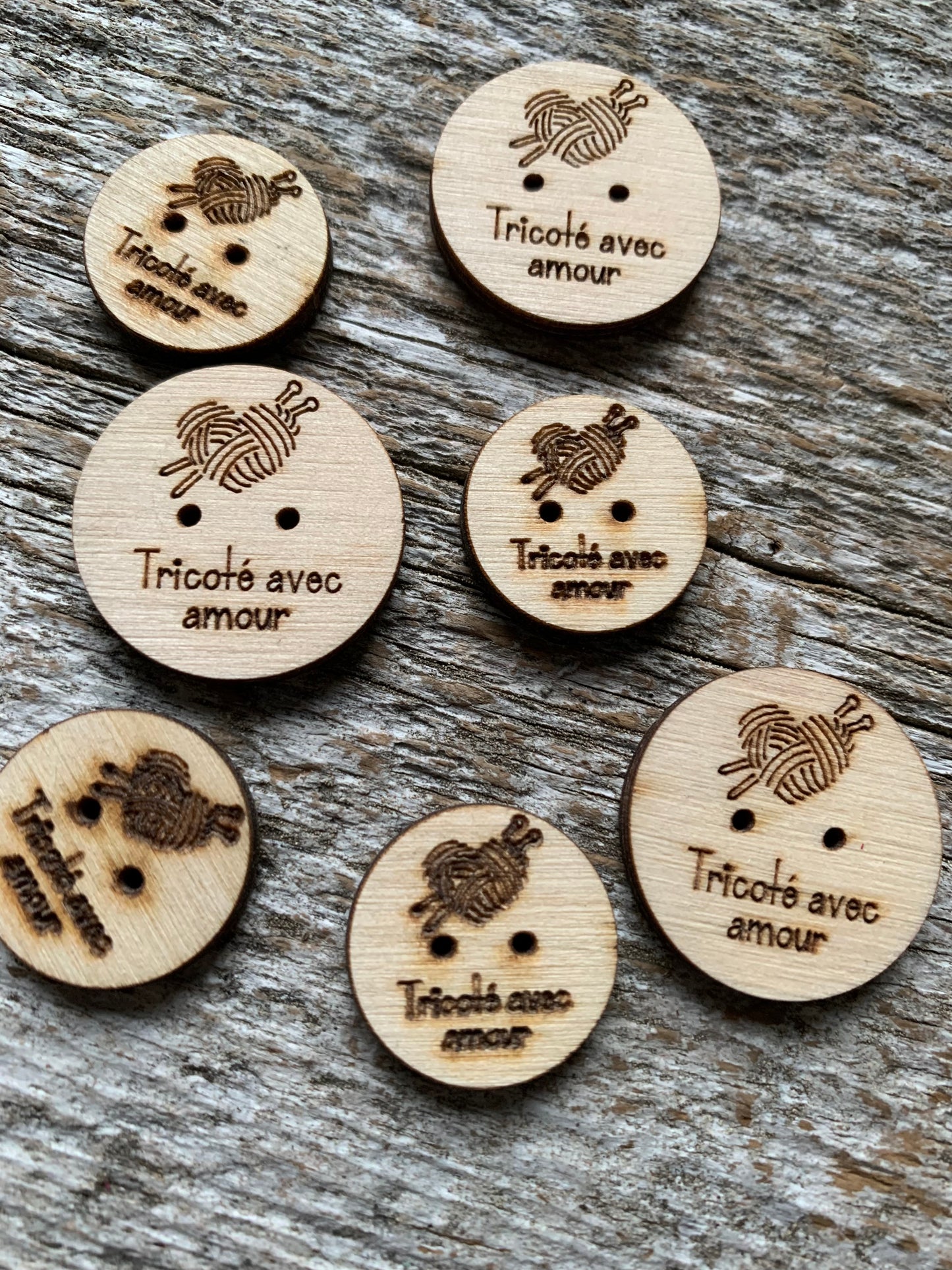 Bouton de bois « Tricoté avec amour » et coeur balle de laine