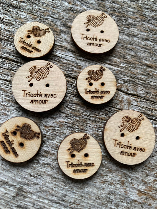 Bouton de bois « Tricoté avec amour »  et coeur balle de laine