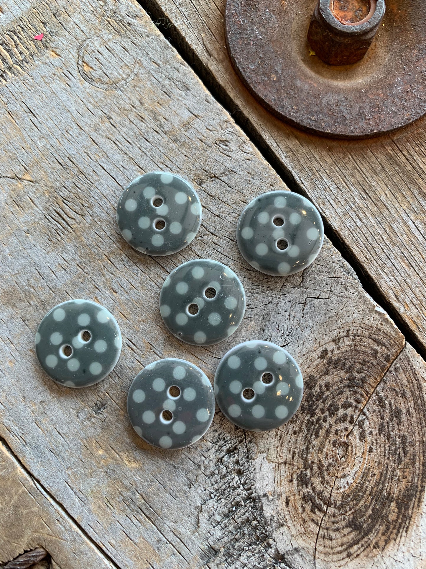 Boutons gris à pois 1,8cm