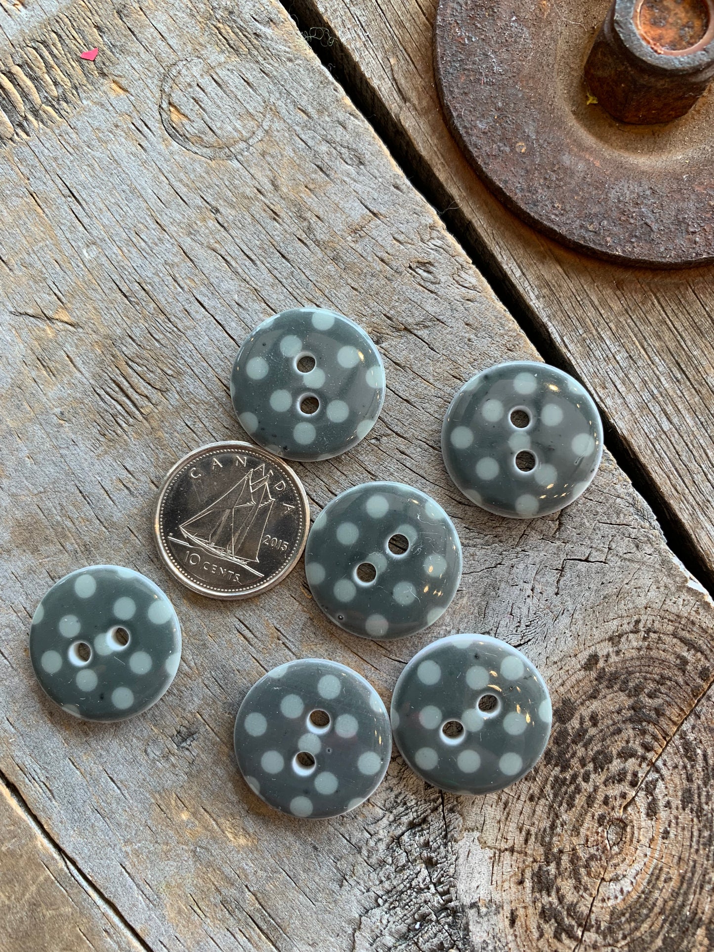 Boutons gris à pois 1,8cm