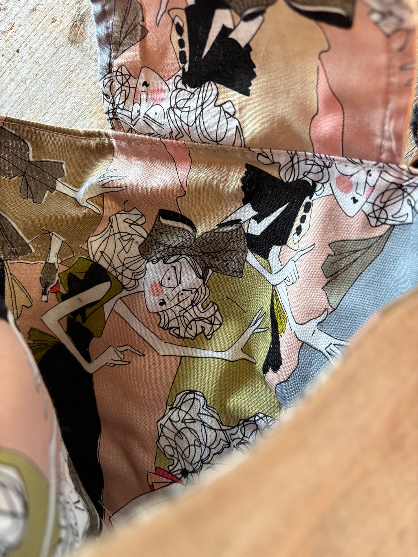 Sac à projet par Simone Gagné - #5 chut je tricote intérieur personnages