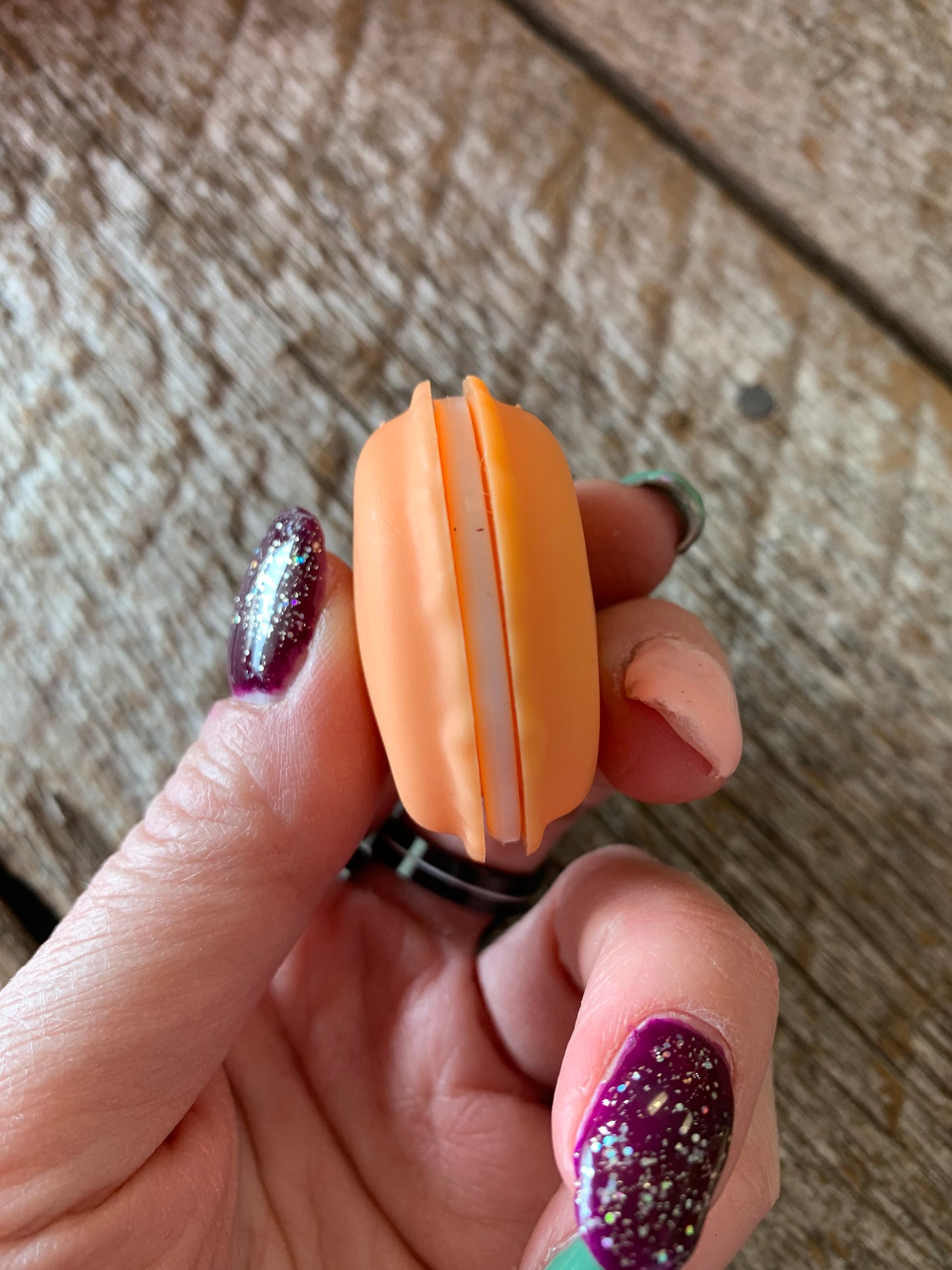 Marqueurs de mailles variés en métal dans un contenant macaron