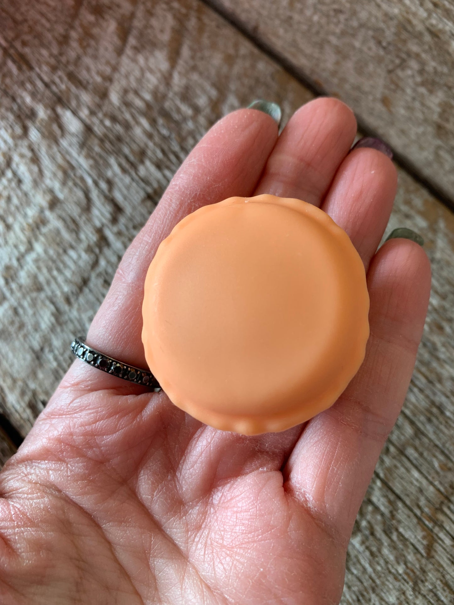 Marqueurs de mailles variés en métal dans un contenant macaron