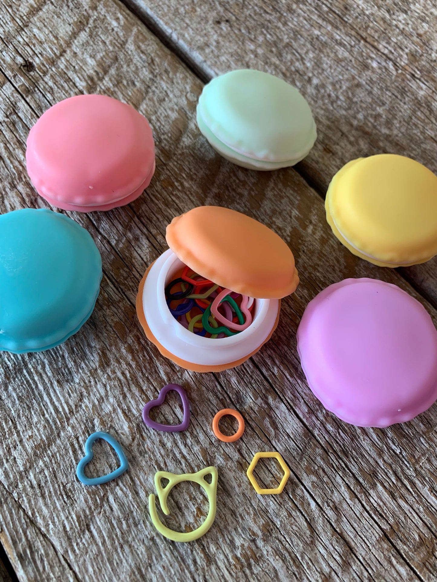 Marqueurs de mailles variés en métal dans un contenant macaron