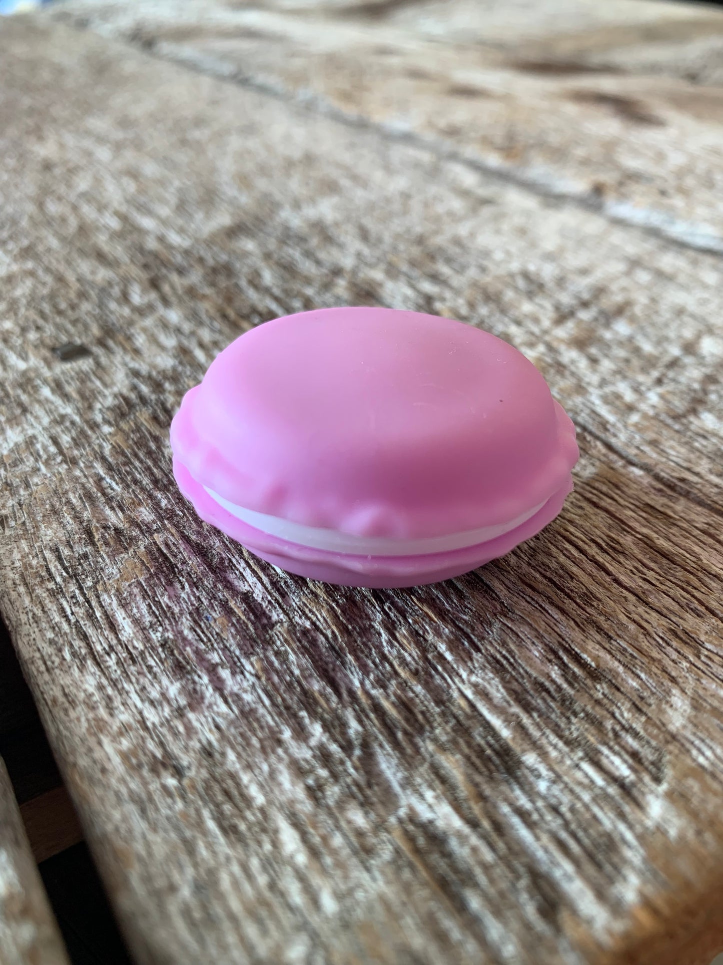 Marqueurs de mailles variés en métal dans un contenant macaron