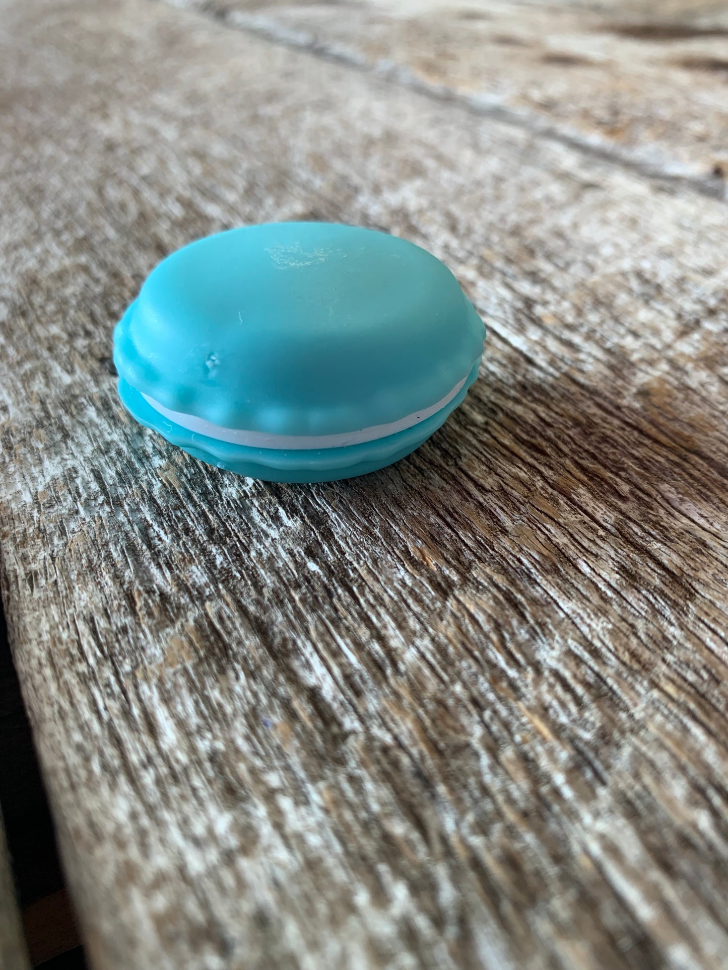 Marqueurs de mailles variés en métal dans un contenant macaron