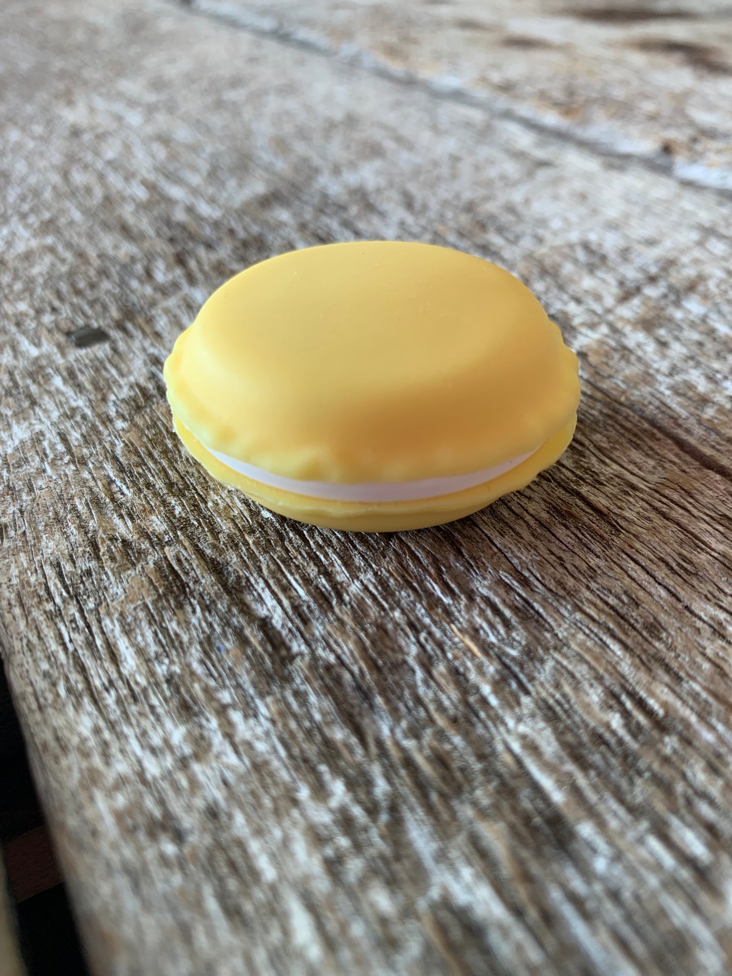 Marqueurs de mailles variés en métal dans un contenant macaron