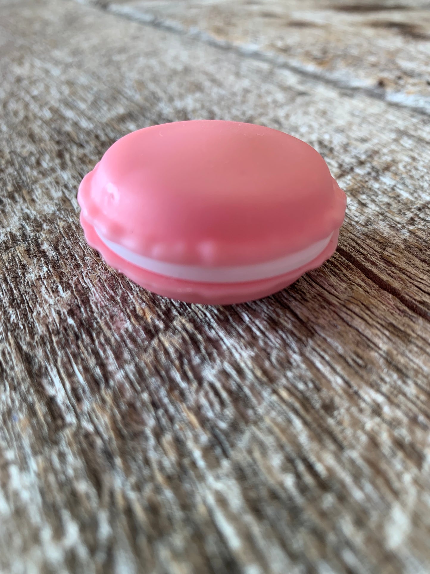 Marqueurs de mailles variés en métal dans un contenant macaron