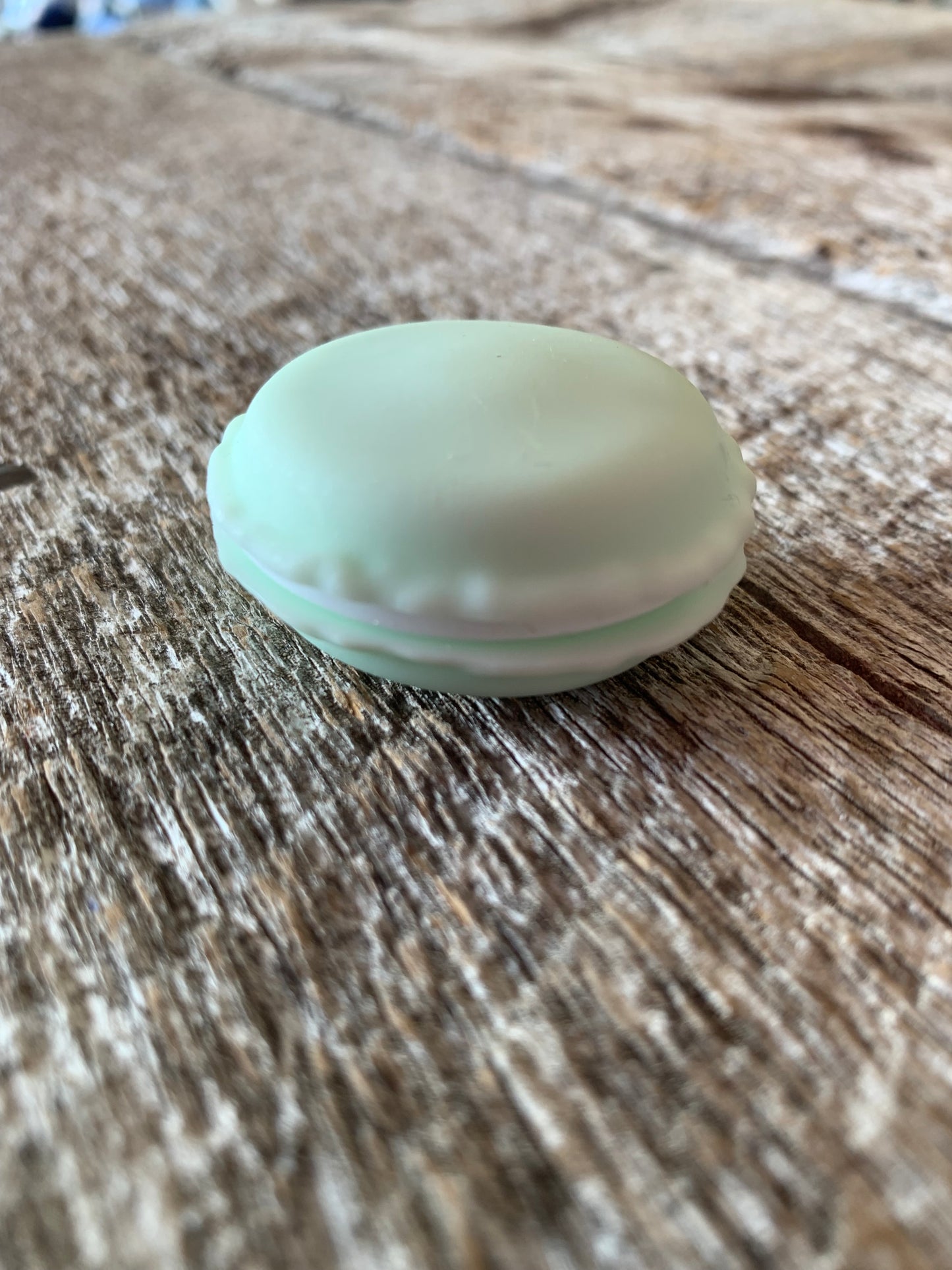 Marqueurs de mailles variés en métal dans un contenant macaron