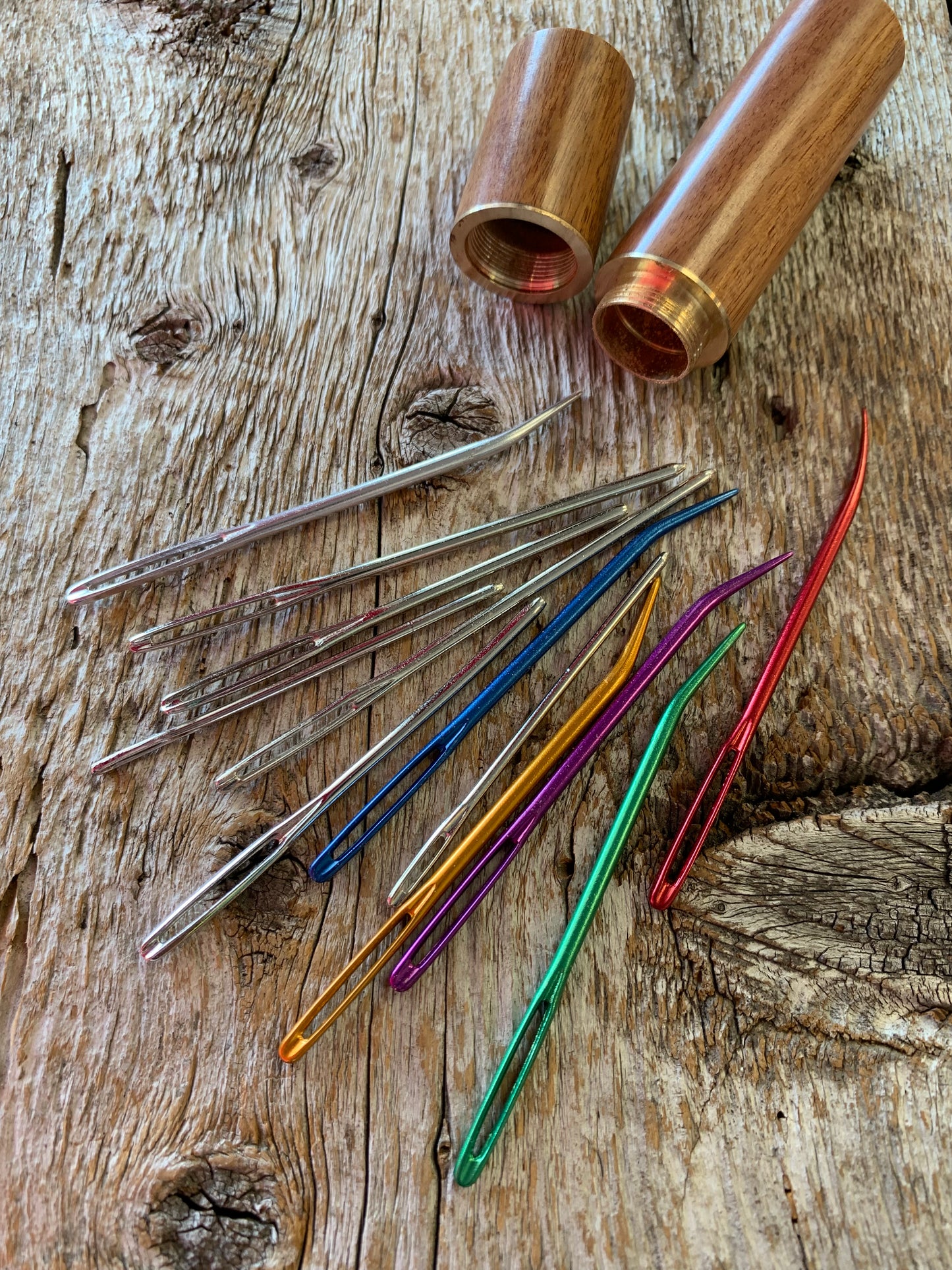 12 Aiguilles à laine dans contenant de bois vissable