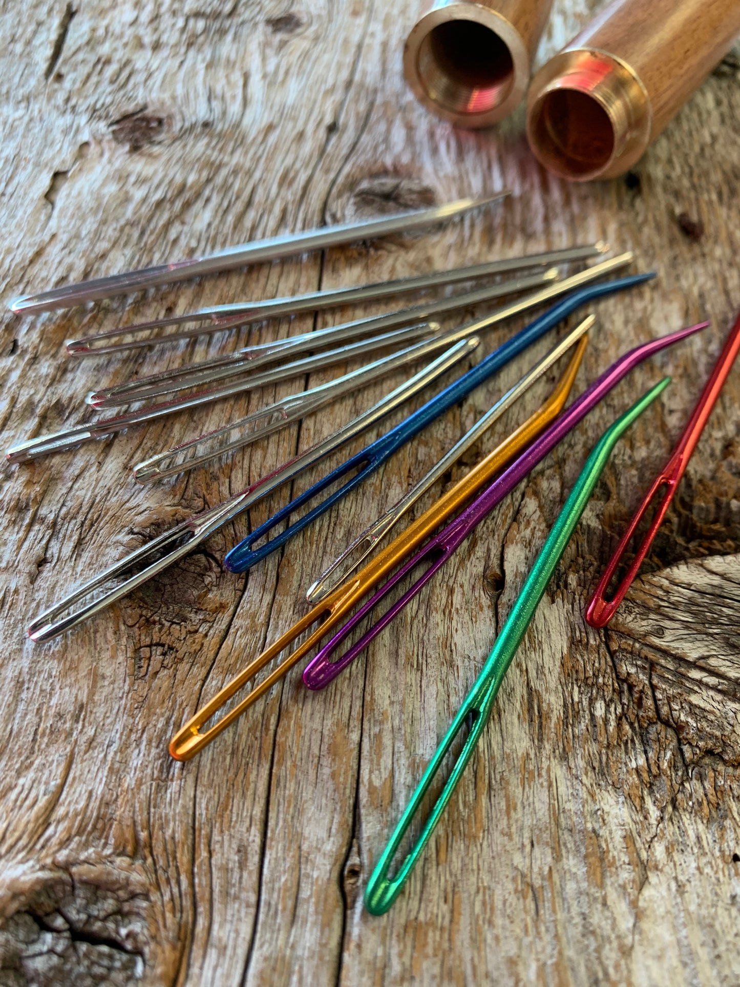 12 Aiguilles à laine dans contenant de bois vissable