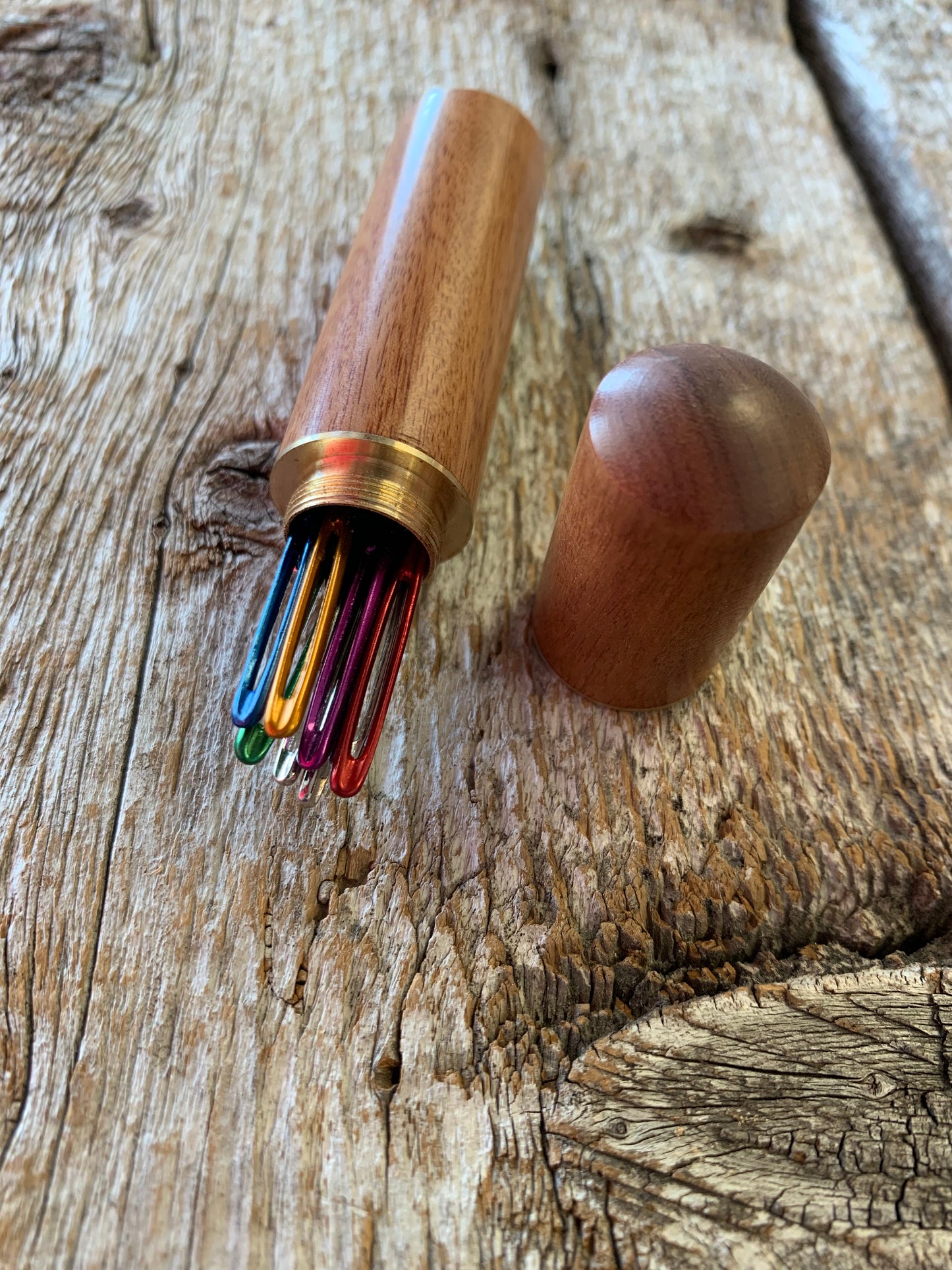 12 Aiguilles à laine dans contenant de bois vissable