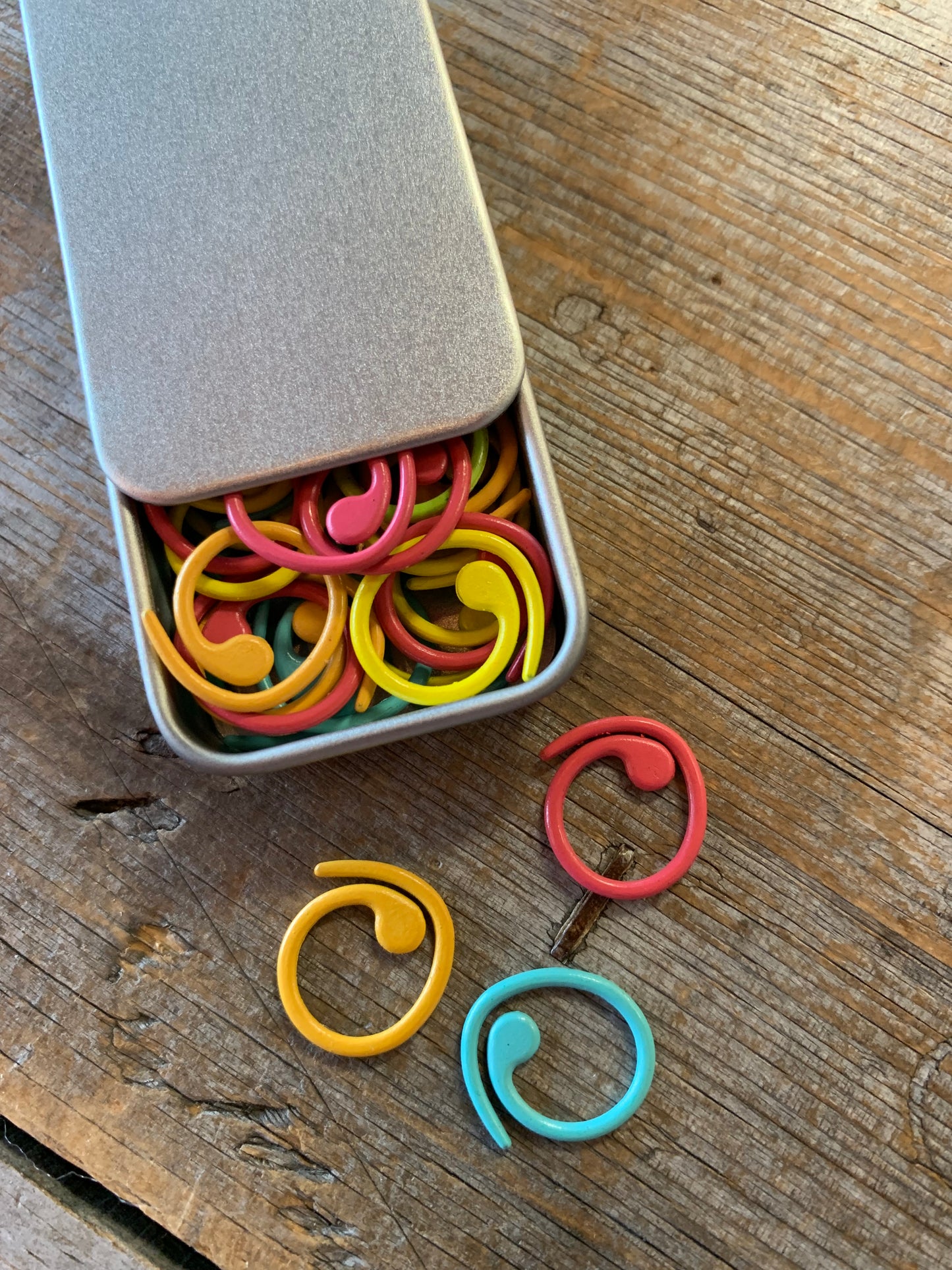 Marqueurs de mailles dans boite métallique - 50x spirales