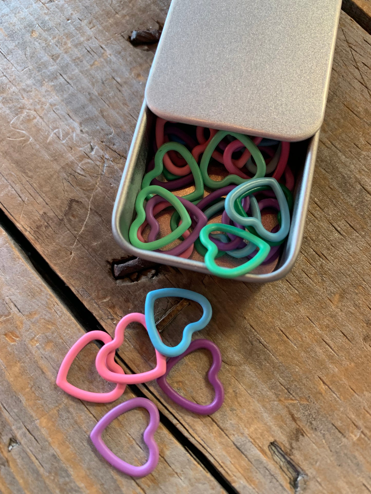 Marqueurs de mailles dans boite métallique - 50x Coeurs