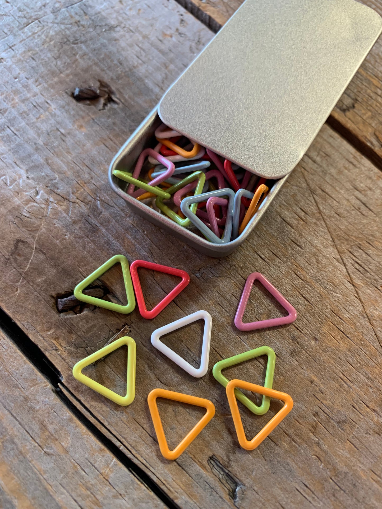 Marqueurs de mailles dans boite métallique - 50x triangles