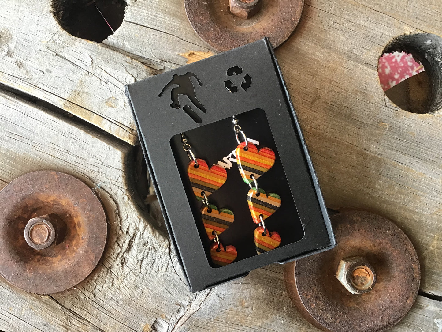 Boucles d’oreilles en planche à roulettes recyclées par PS