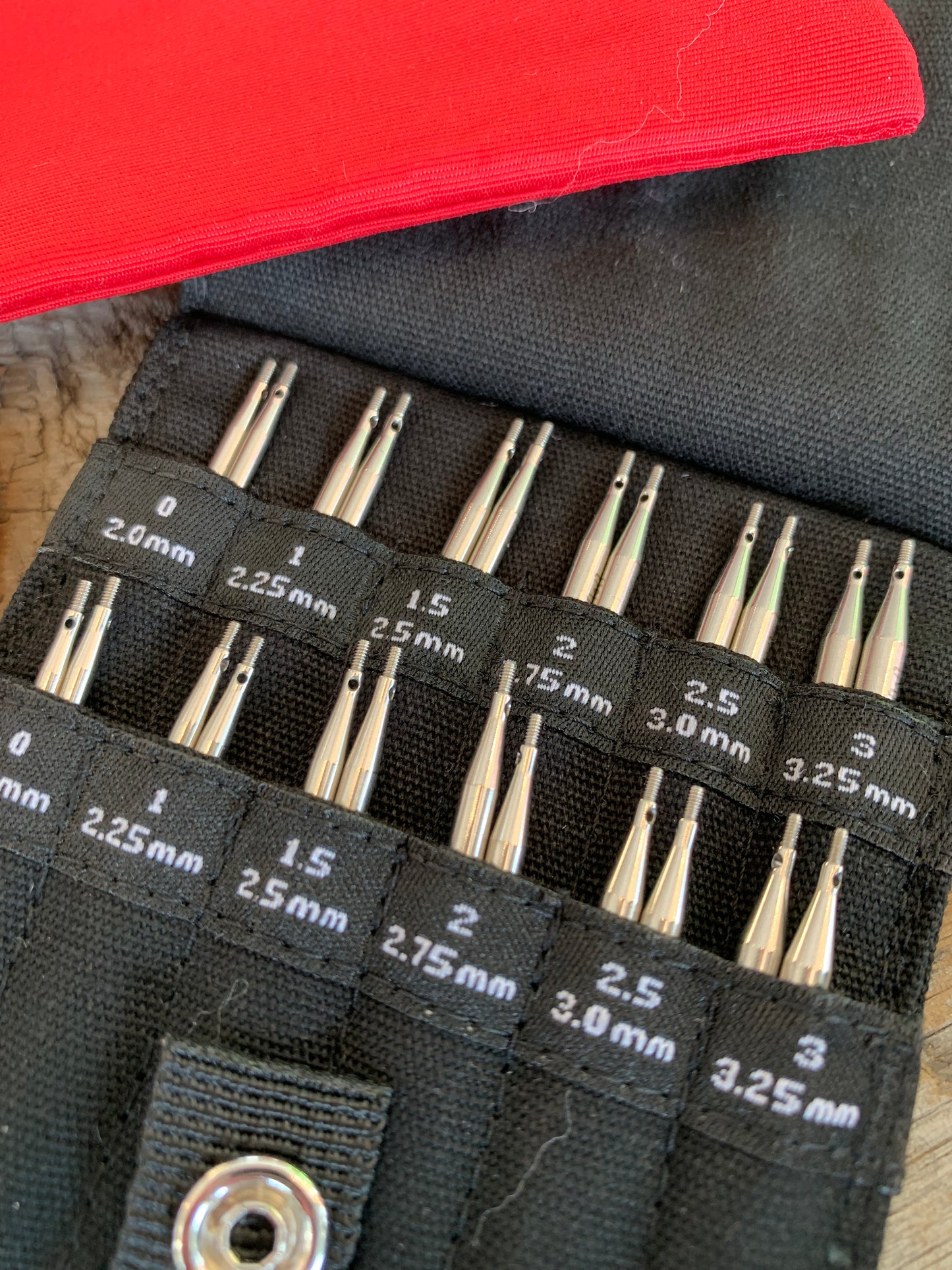 ChiaoGoo Twist Redlace Shorties - Mini 2 à 3.25mm / Ensemble d'aiguilles circulaires interchangeables courtes en Stainless / Stainless interchangeable short circular needle kit