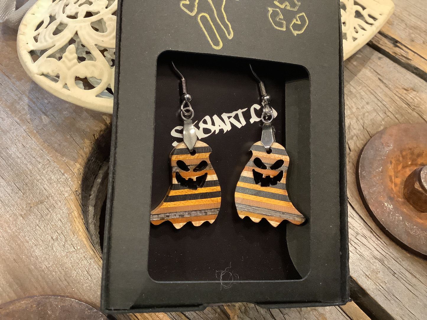 Boucles d’oreilles en planche à roulettes recyclées par PS
