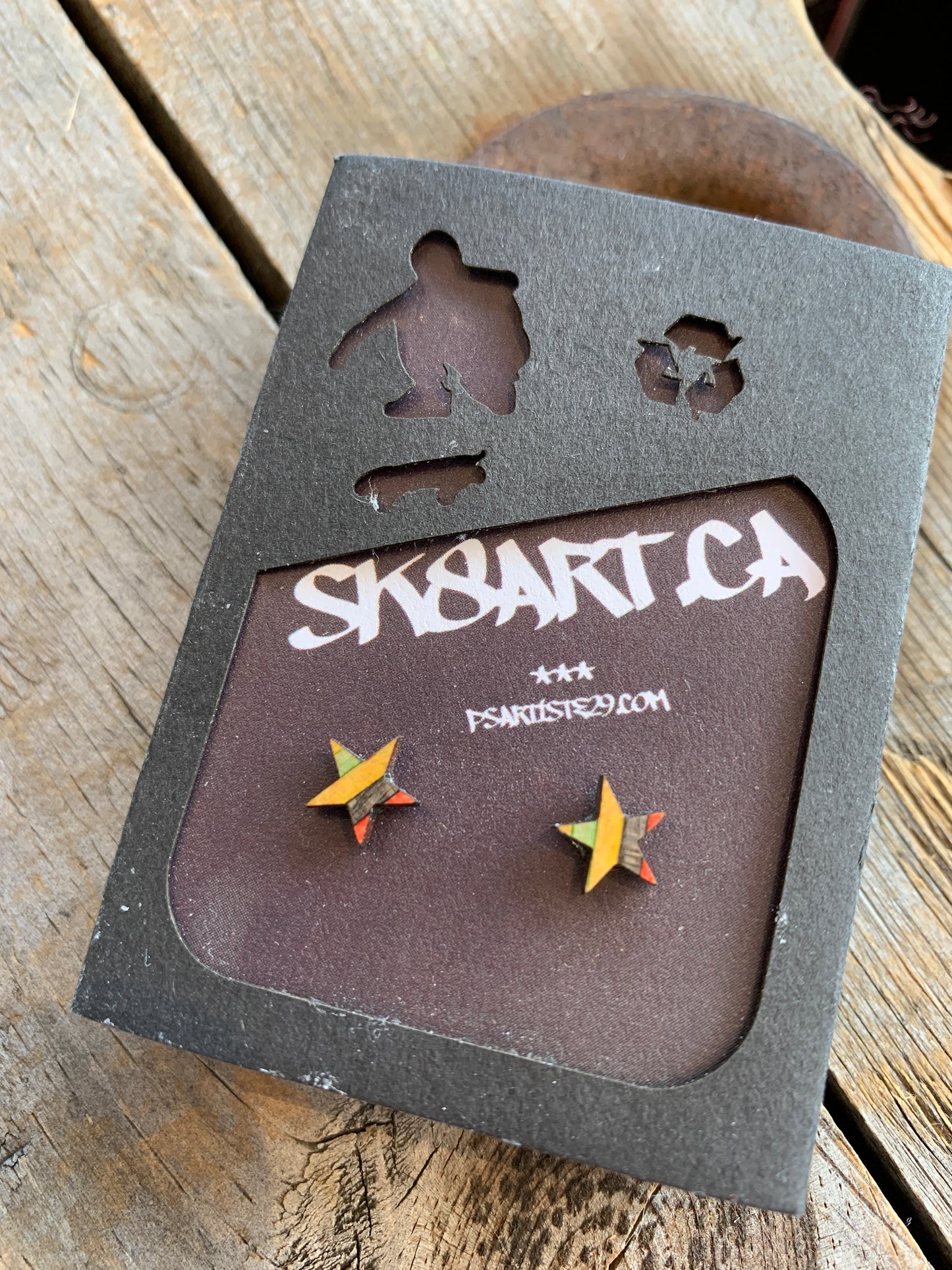 Boucles d’oreilles en planche à roulettes recyclées par PS