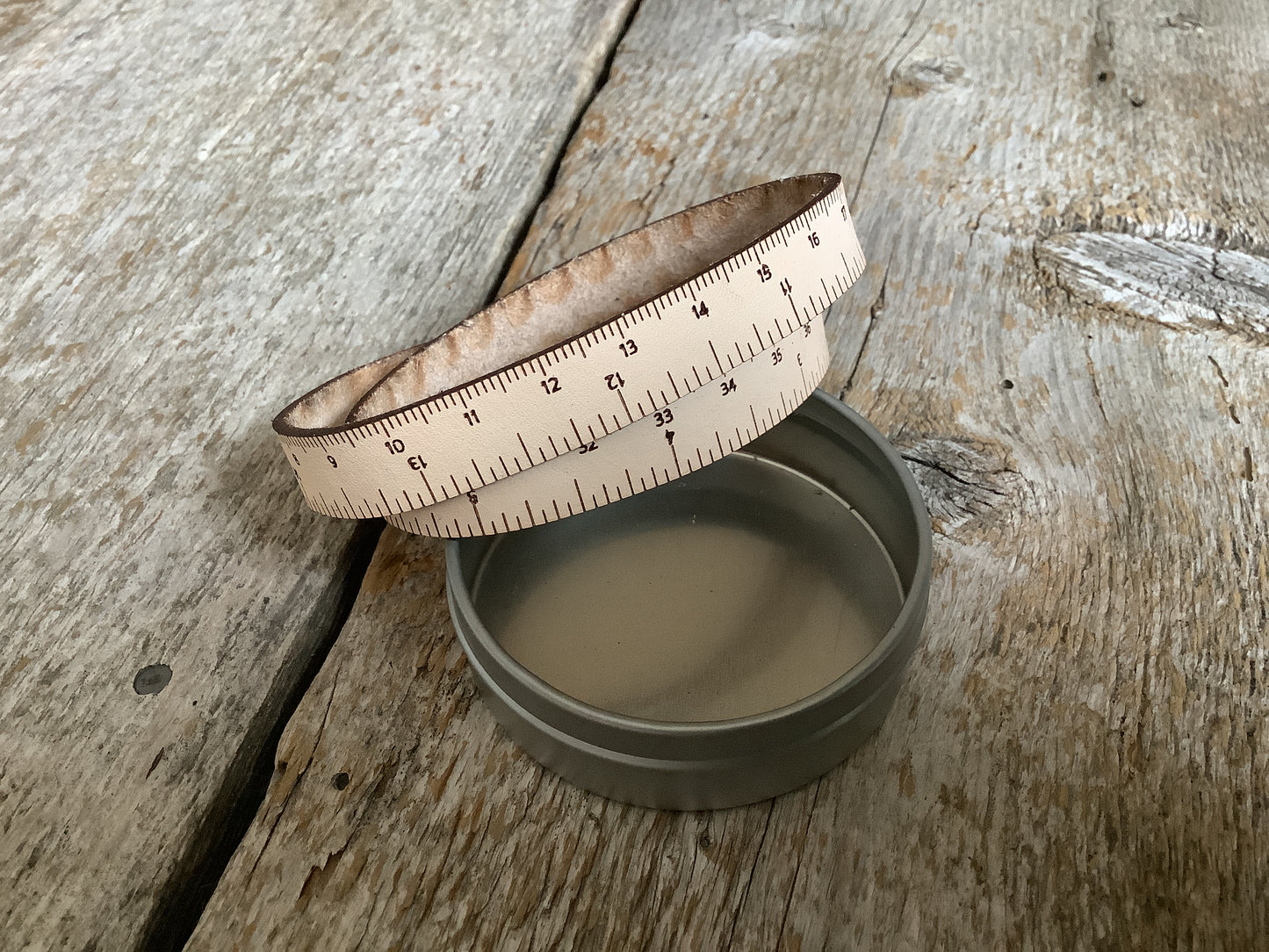 LIQUIDATION - Bracelet règle en cuir / Leather Wrist Ruler