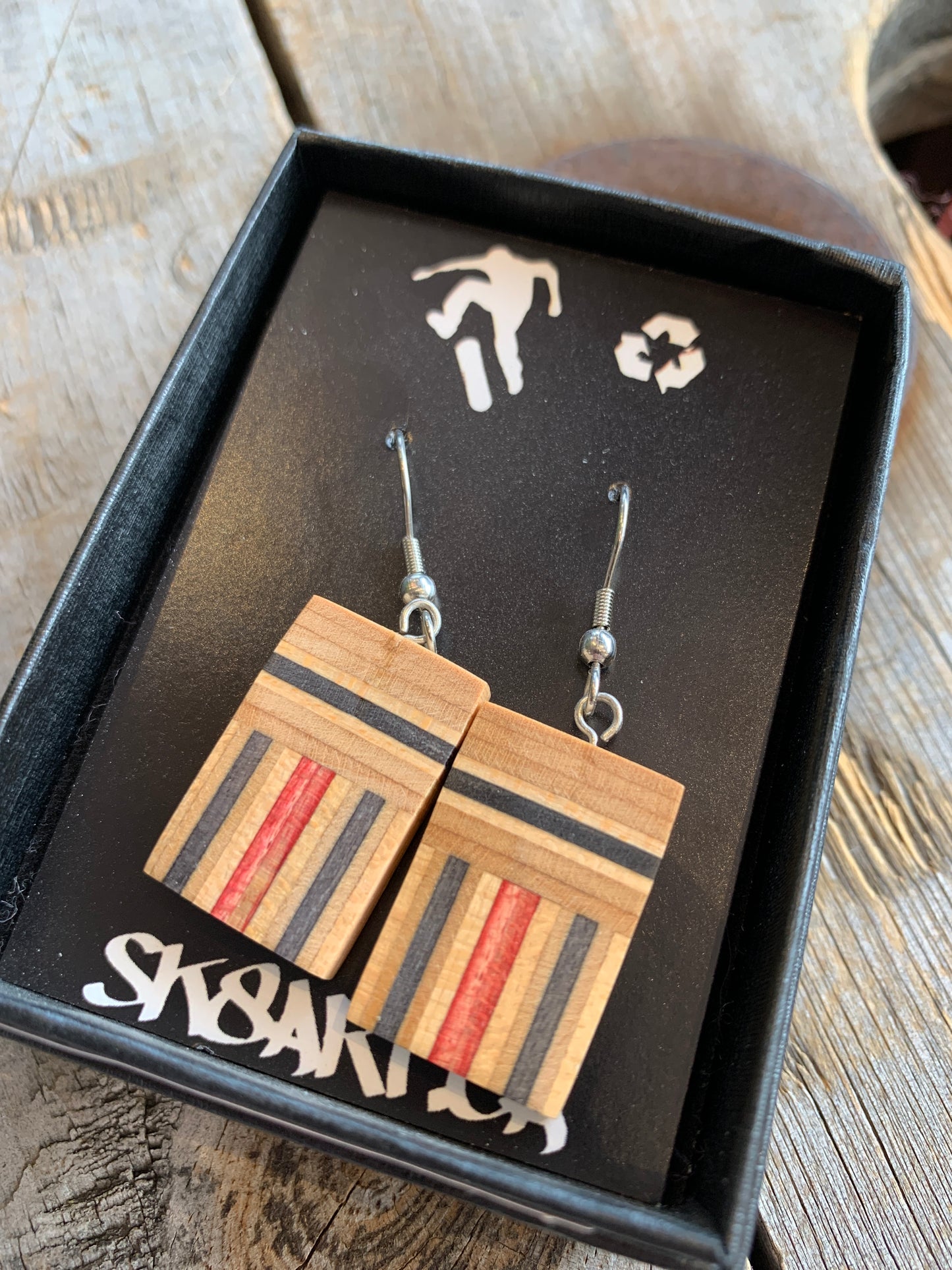 Boucles d’oreilles en planche à roulettes recyclées par PS