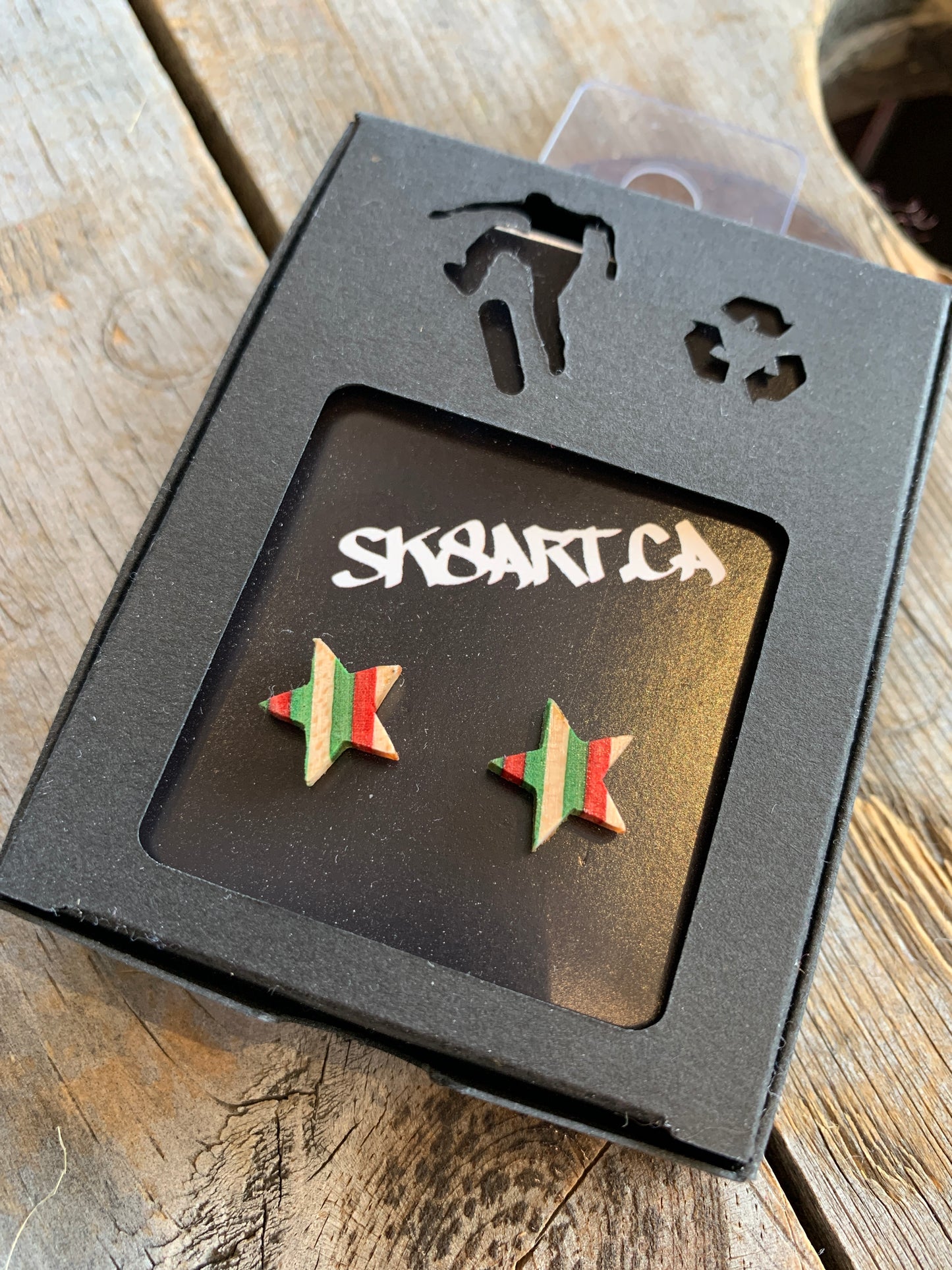 Boucles d’oreilles en planche à roulettes recyclées par PS