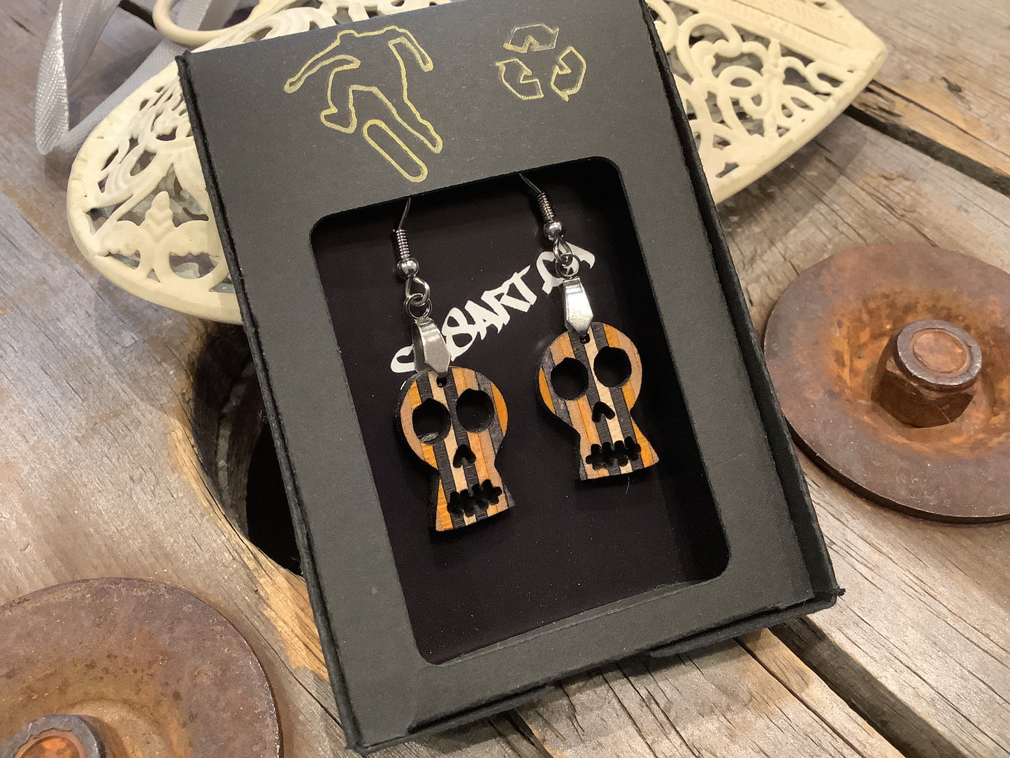 Boucles d’oreilles en planche à roulettes recyclées par PS