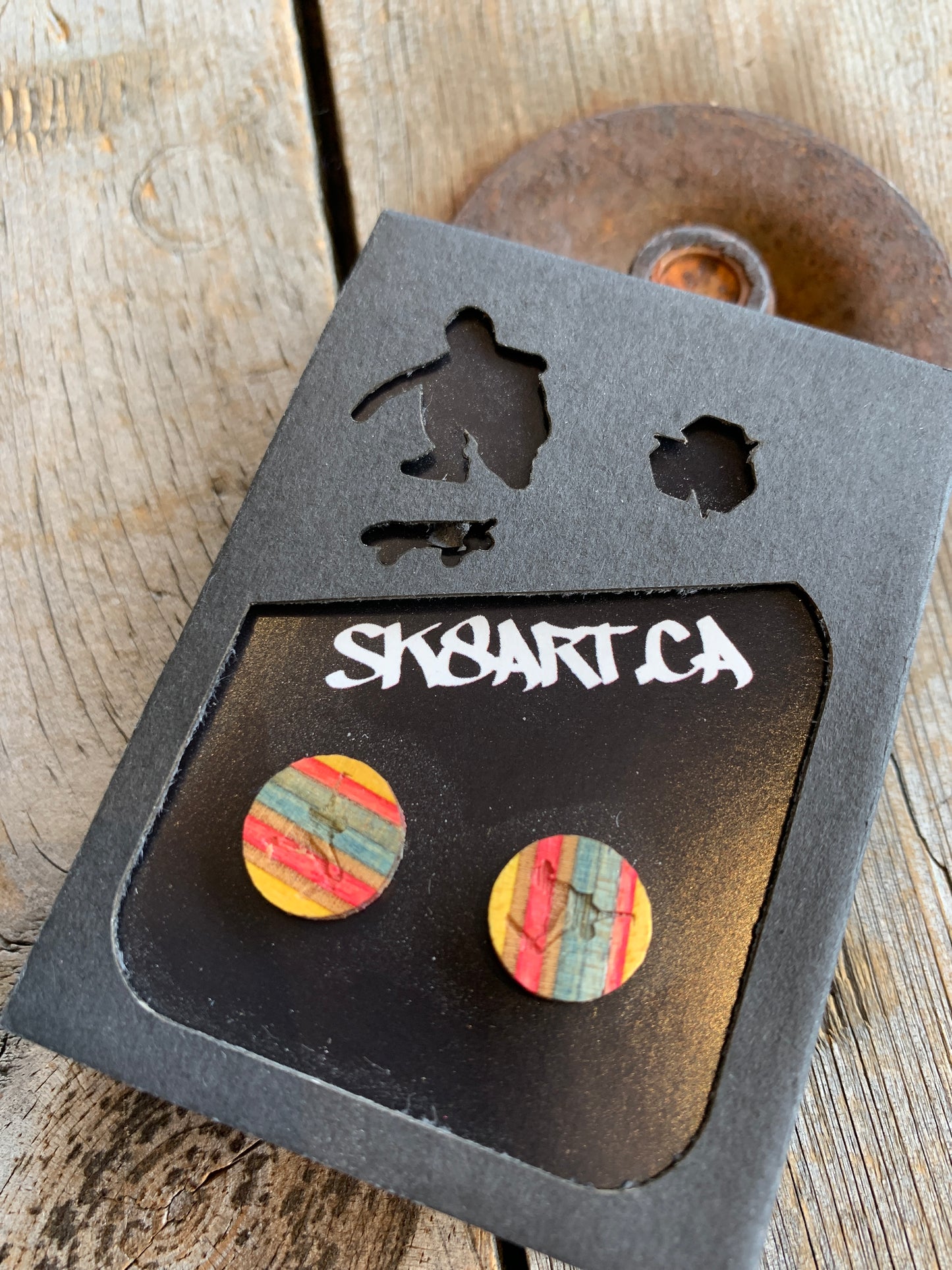 Boucles d’oreilles en planche à roulettes recyclées par PS