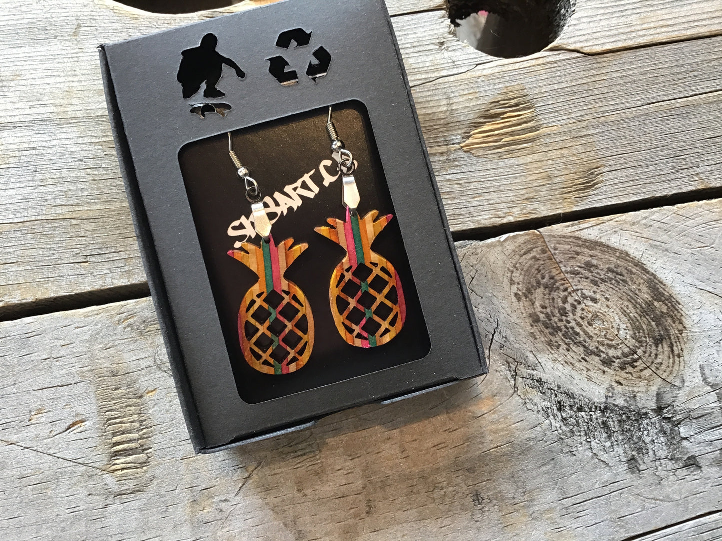 Boucles d’oreilles en planche à roulettes recyclées par PS