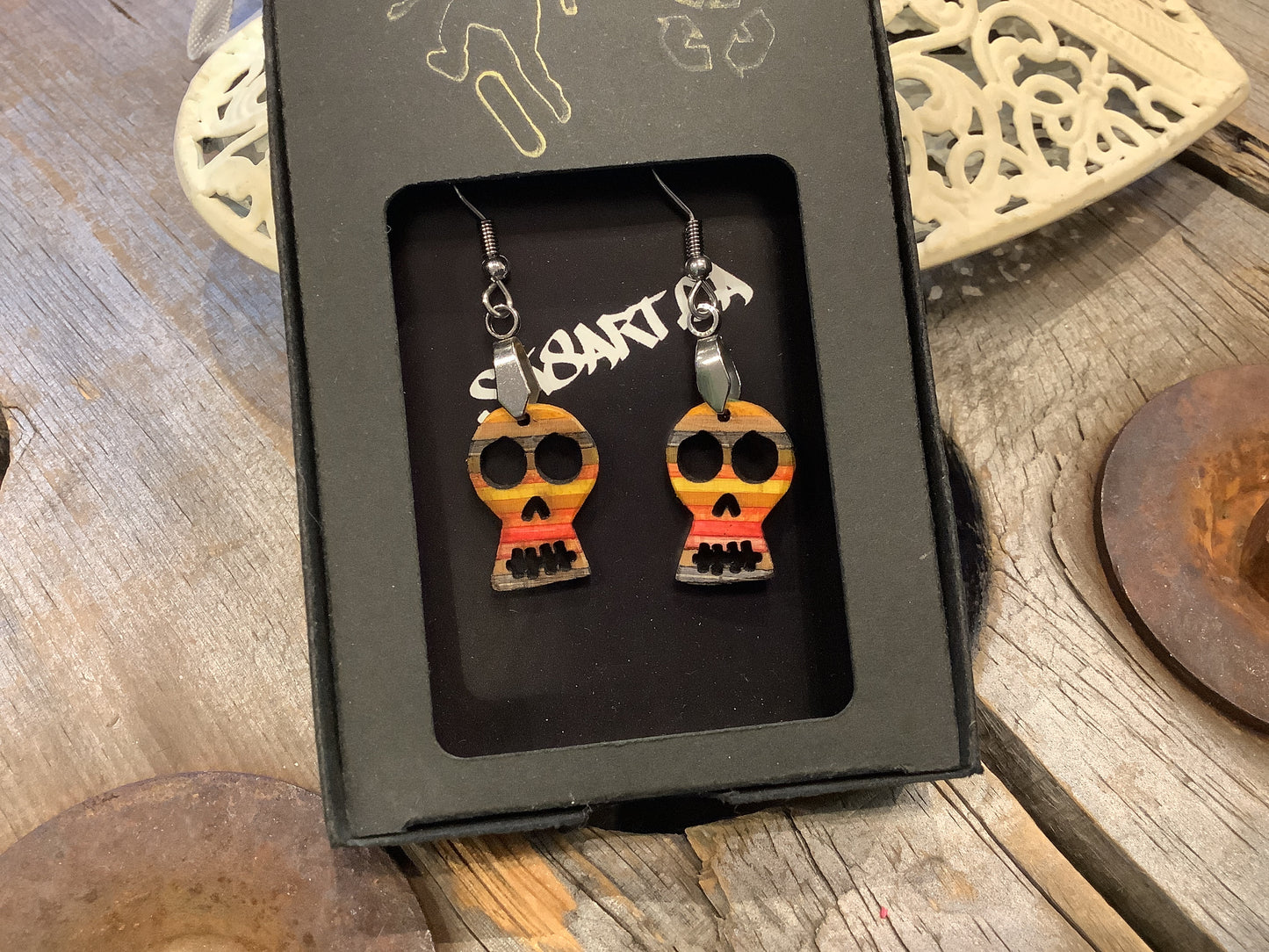 Boucles d’oreilles en planche à roulettes recyclées par PS