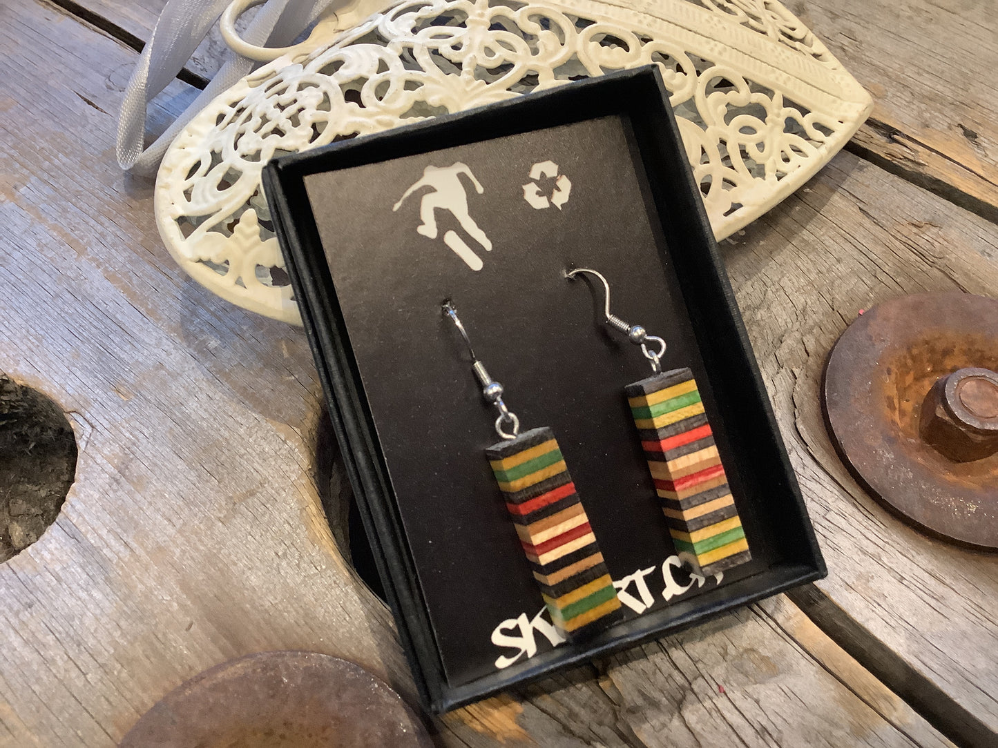Boucles d’oreilles en planche à roulettes recyclées par PS