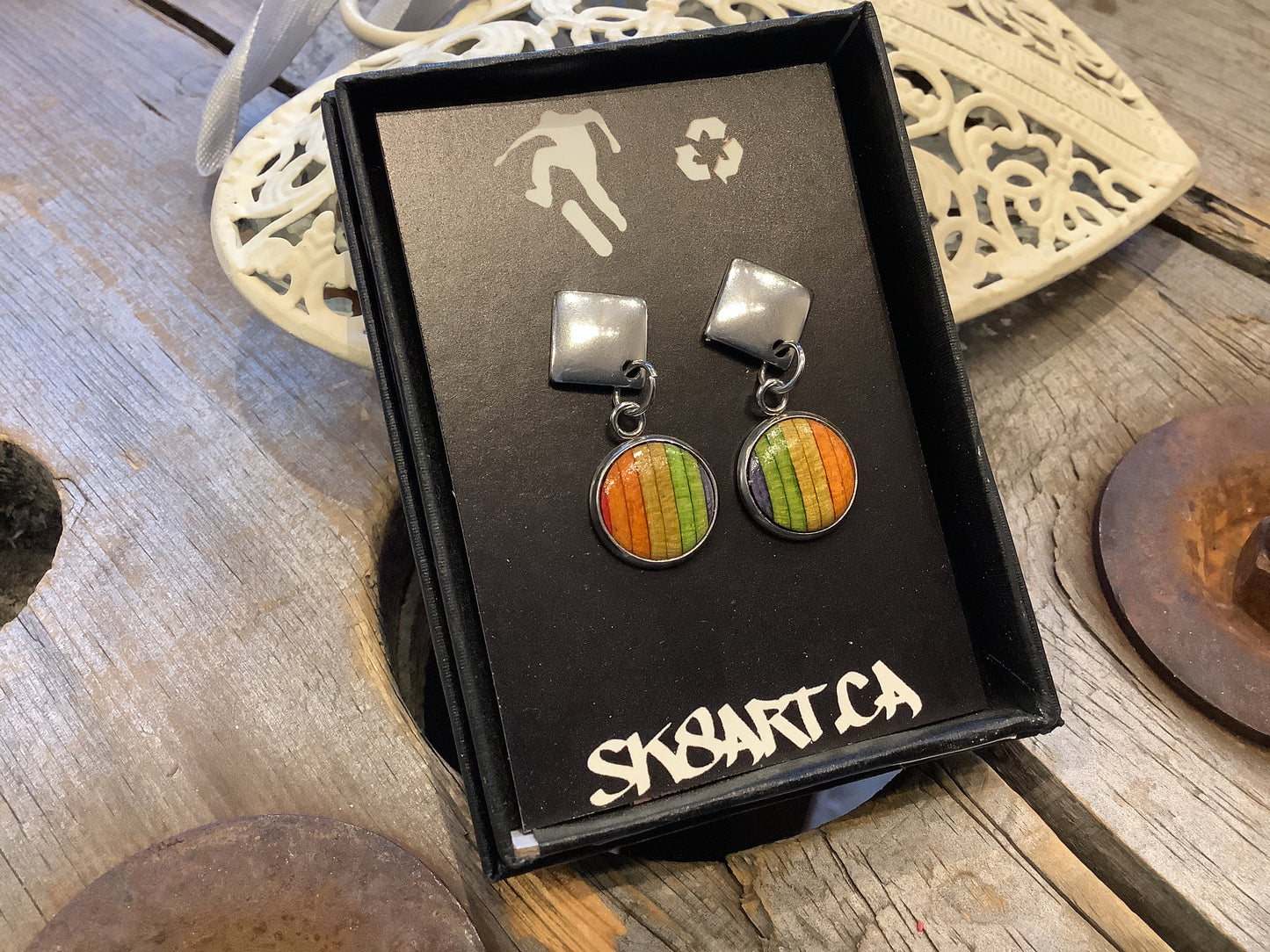 Boucles d’oreilles en planche à roulettes recyclées par PS