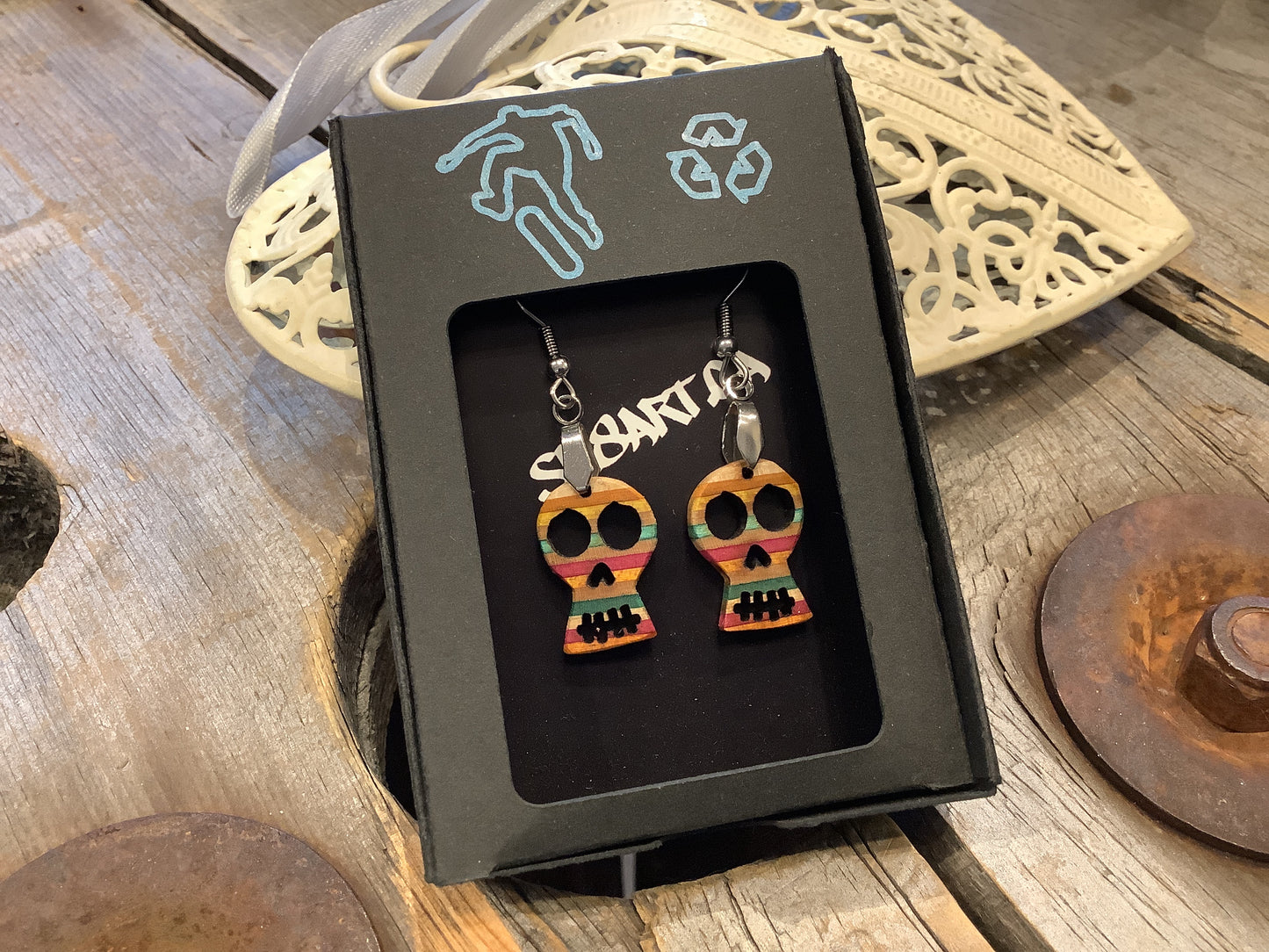 Boucles d’oreilles en planche à roulettes recyclées par PS