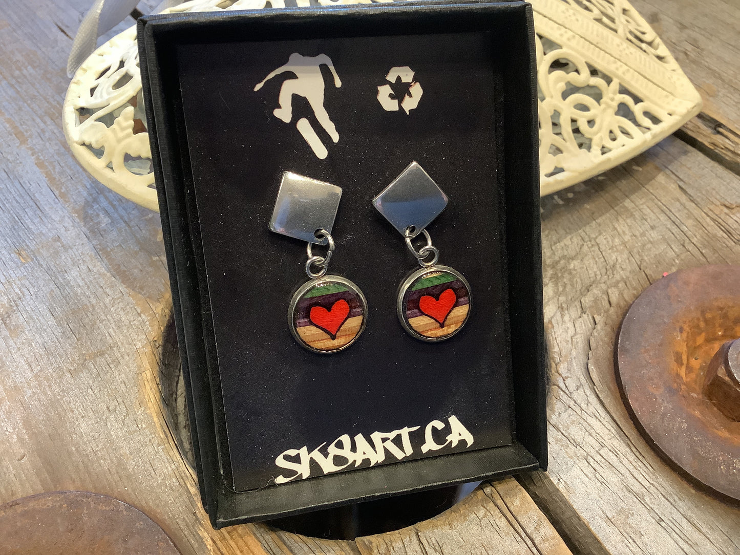 Boucles d’oreilles en planche à roulettes recyclées par PS