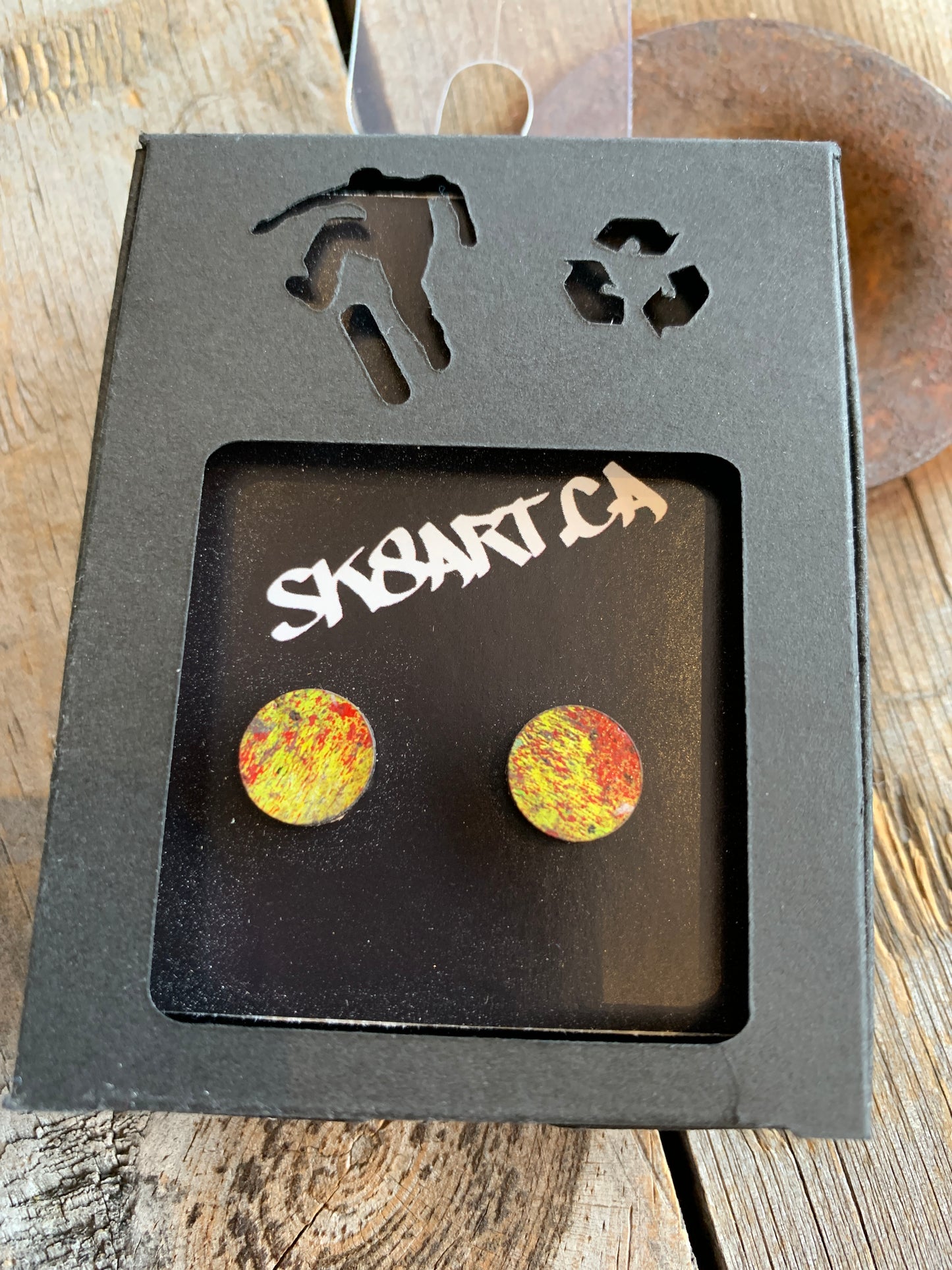 Boucles d’oreilles en planche à roulettes recyclées par PS