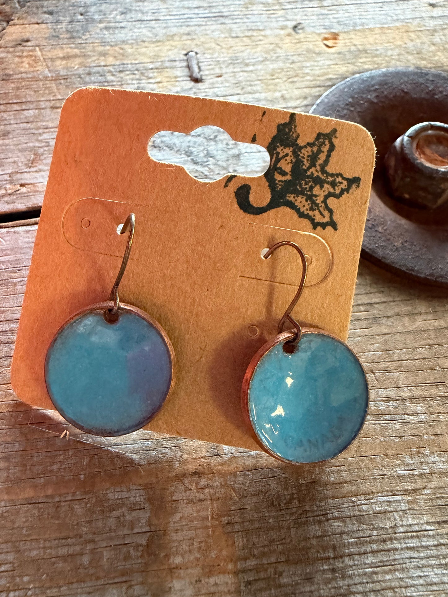 Boucles d’oreilles en émail sur cuivre par Nathalie Ampleman