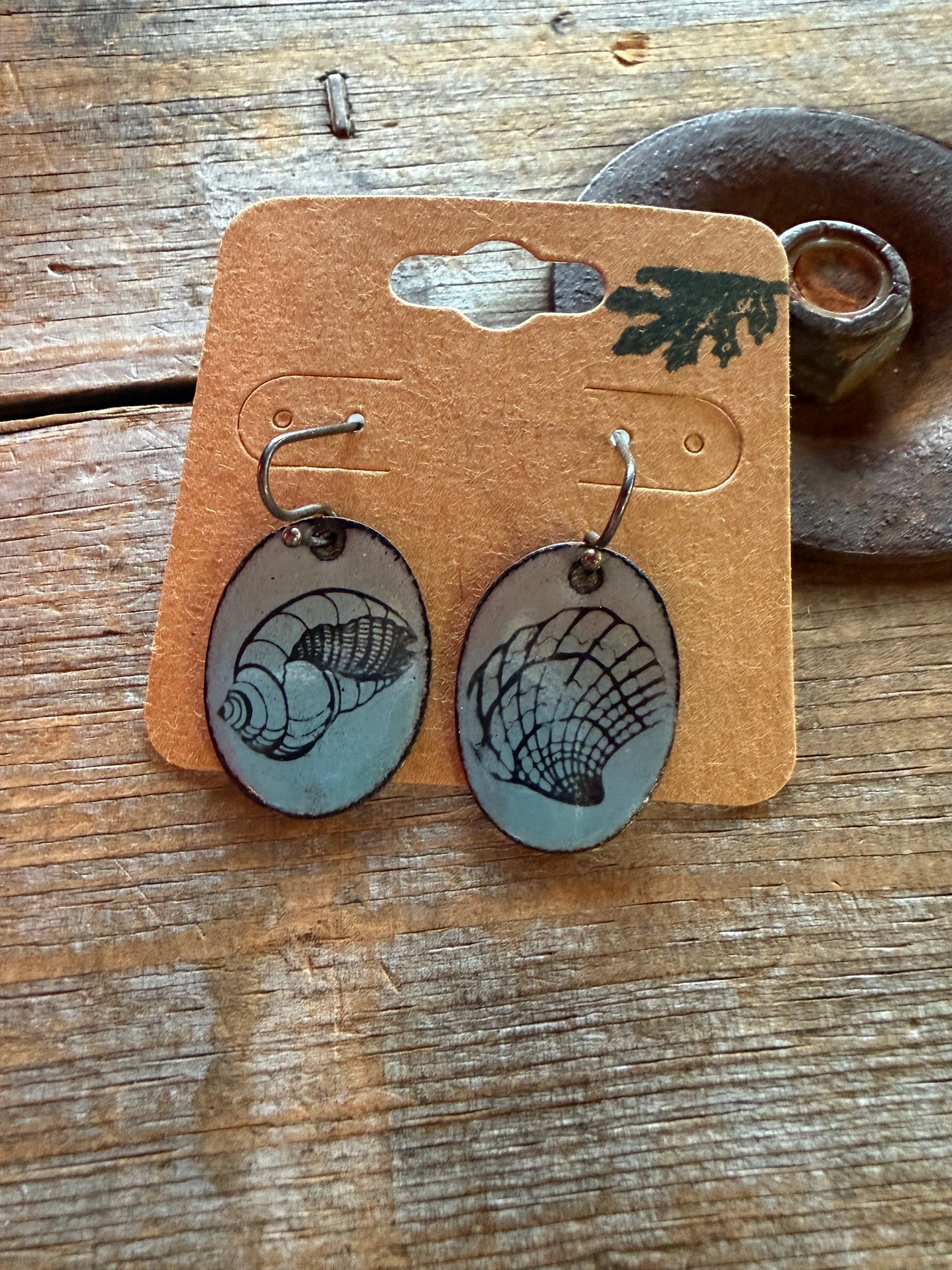 Boucles d’oreilles en émail sur cuivre par Nathalie Ampleman