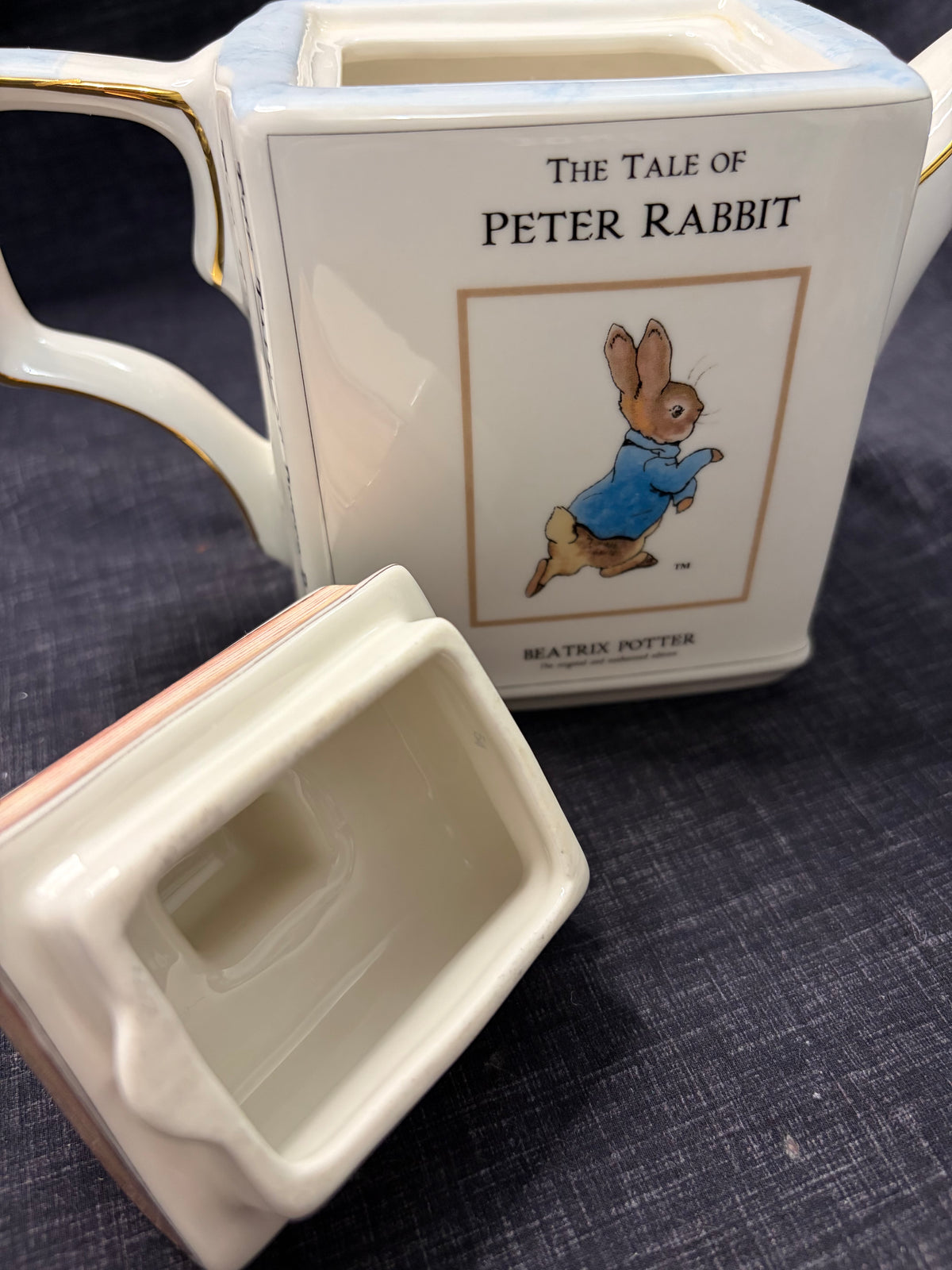 Théière vintage Peter Rabbit Beatrix Potter – James Sadler 2004 – Théière livre – The Tale of Peter Rabbit – avec dorure