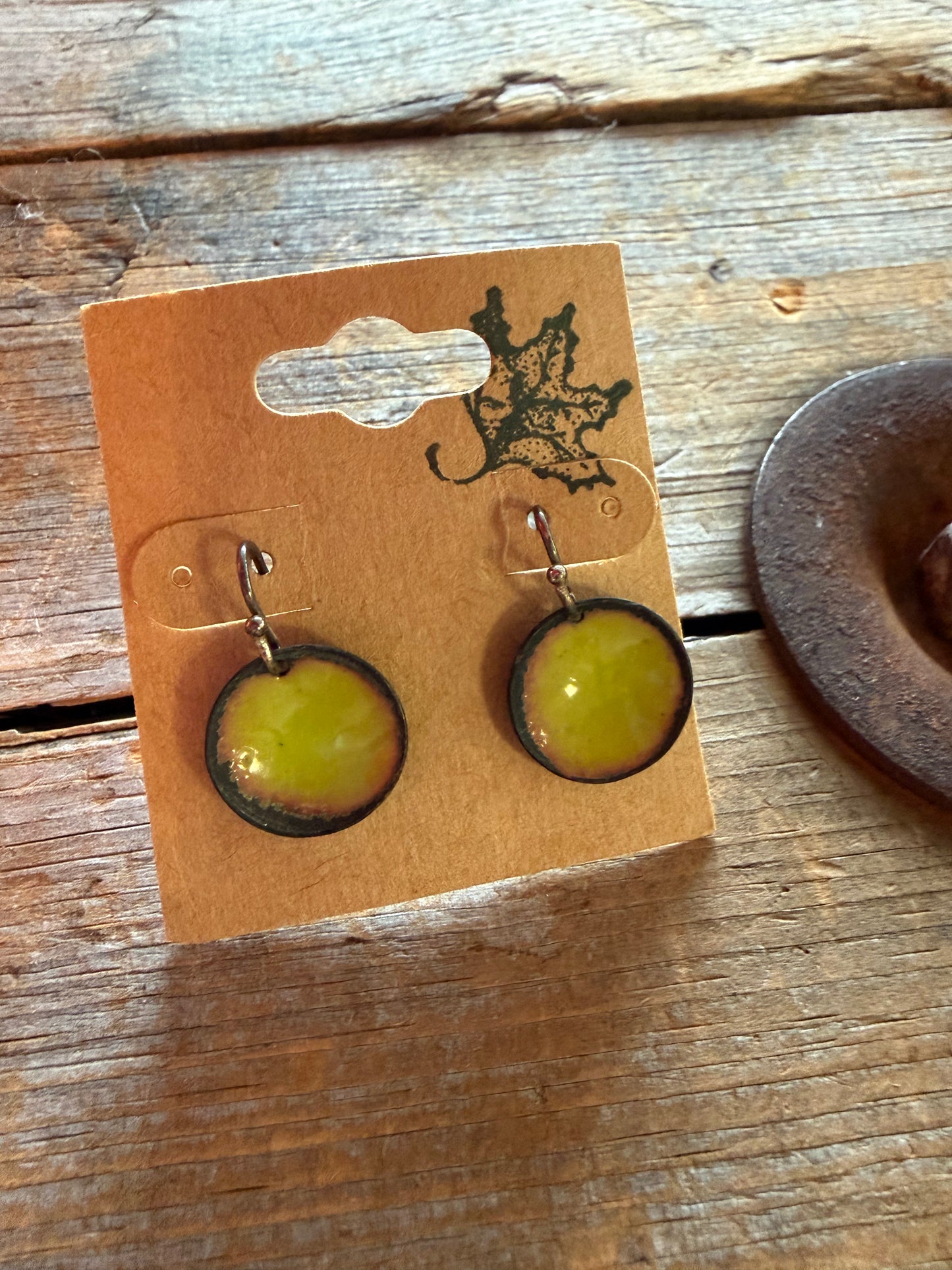 Boucles d’oreilles en émail sur cuivre par Nathalie Ampleman