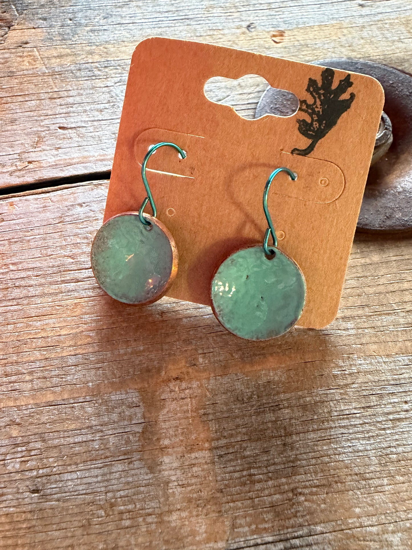 Boucles d’oreilles en émail sur cuivre par Nathalie Ampleman