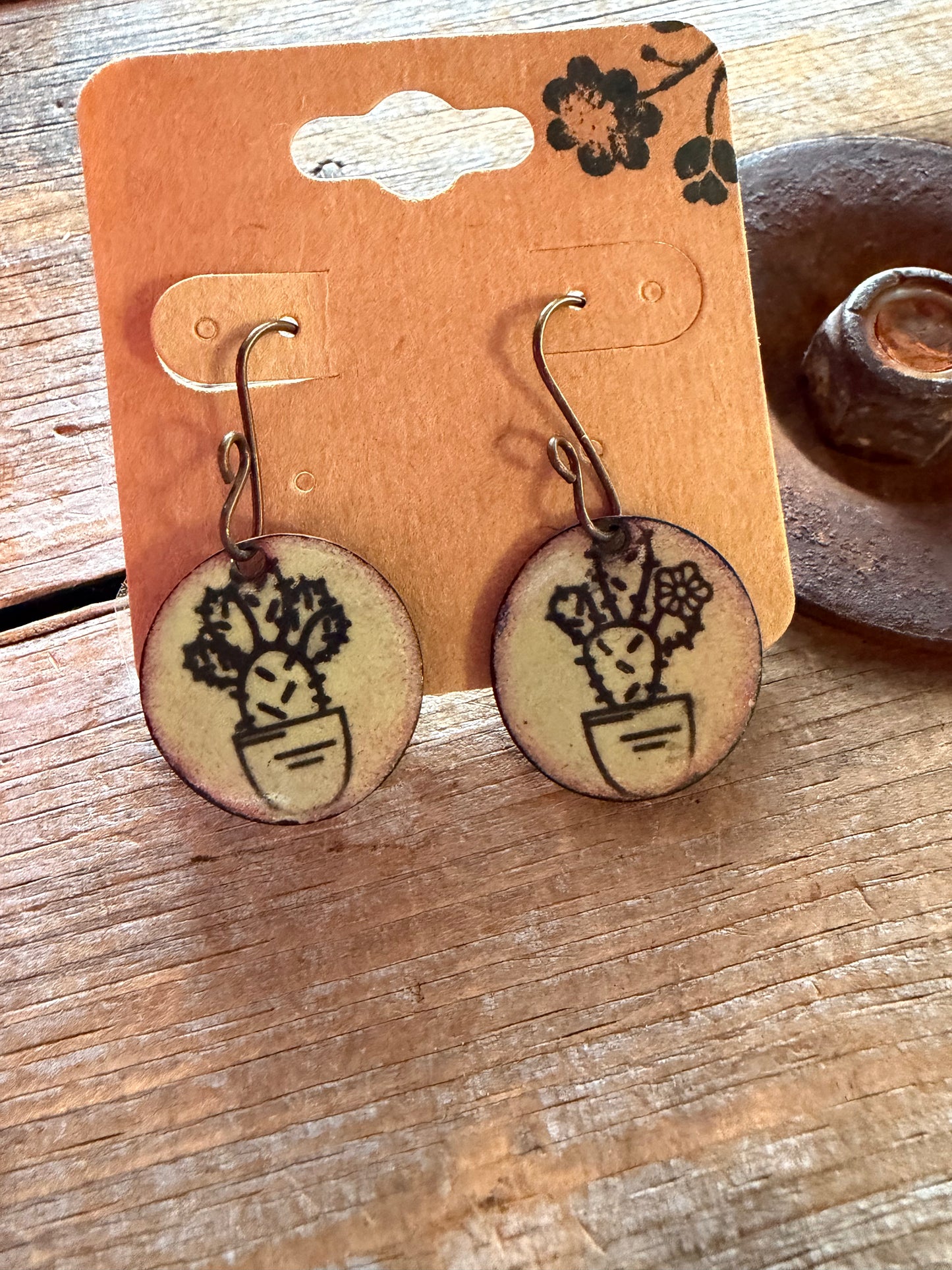 Boucles d’oreilles en émail sur cuivre par Nathalie Ampleman