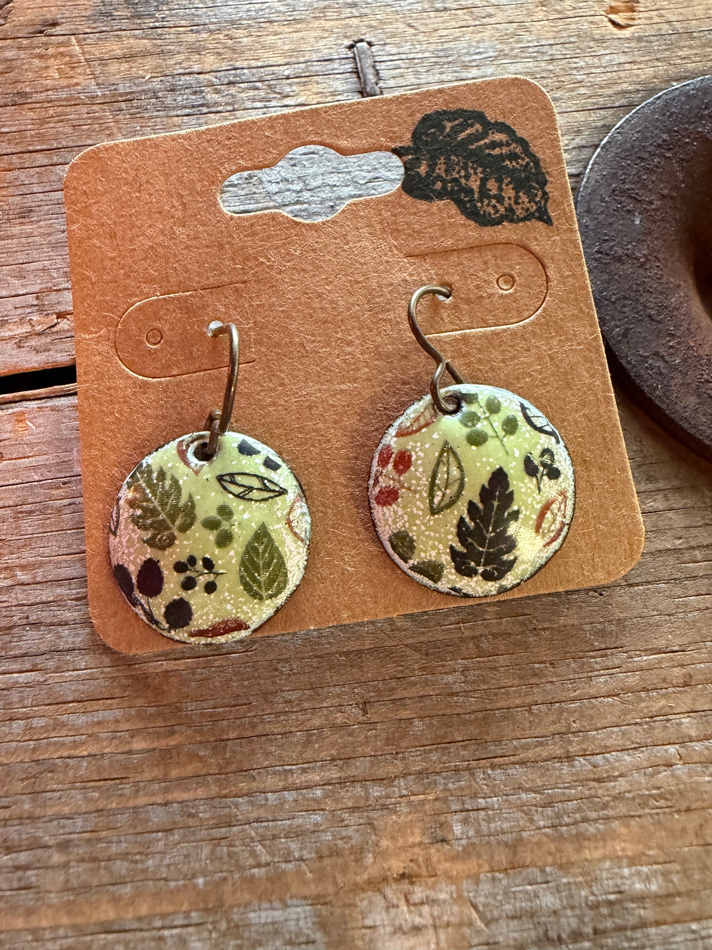 Boucles d’oreilles en émail sur cuivre par Nathalie Ampleman