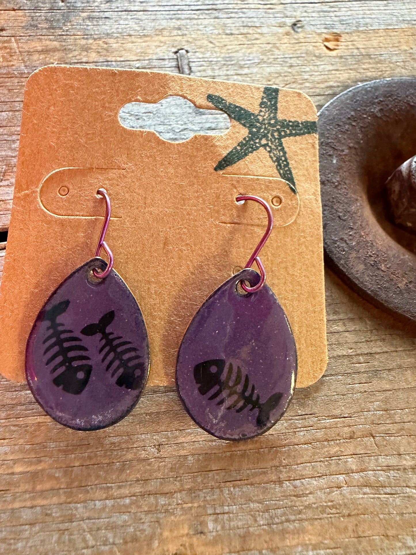 Boucles d’oreilles en émail sur cuivre par Nathalie Ampleman