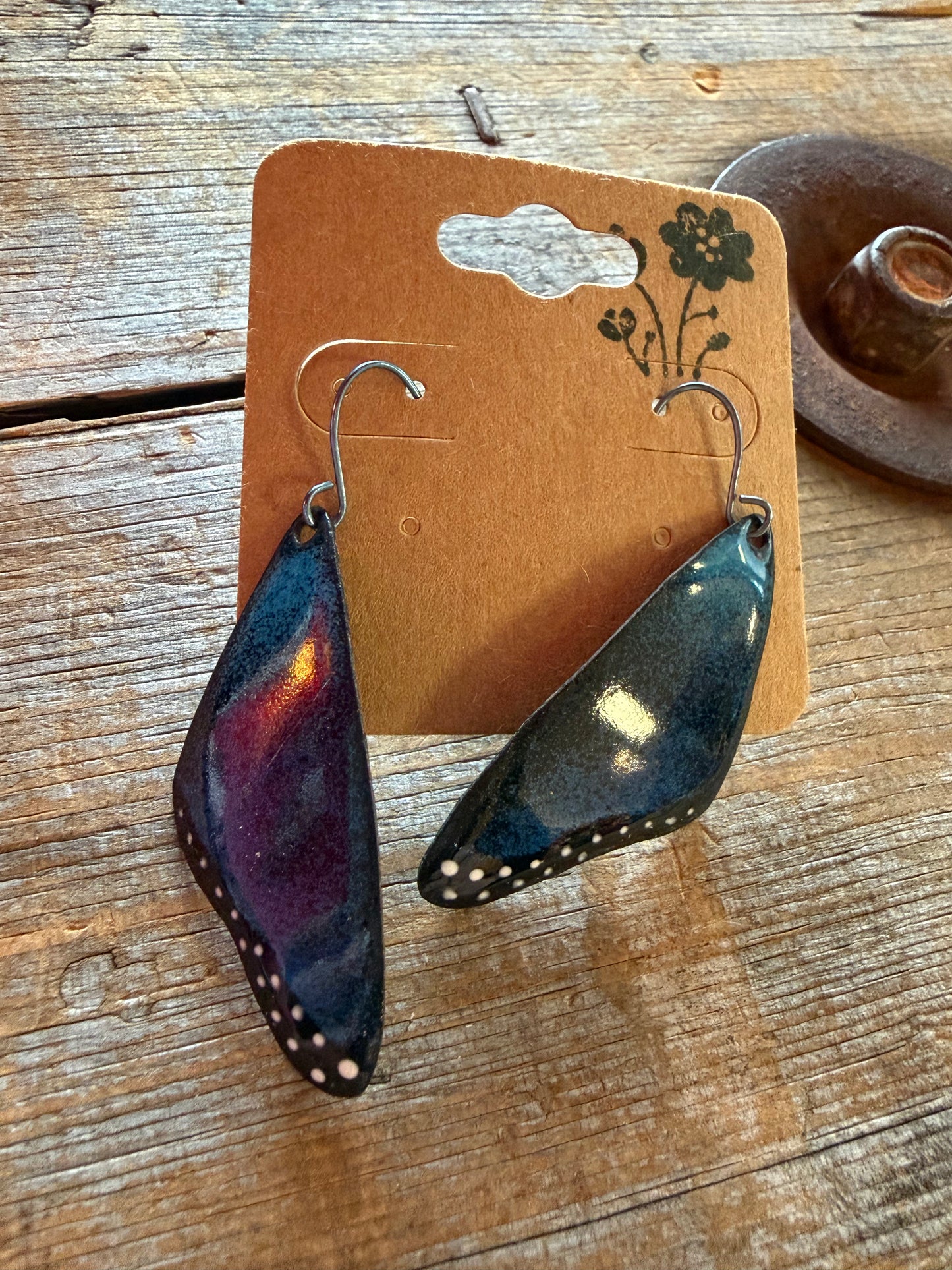Boucles d’oreilles en émail sur cuivre par Nathalie Ampleman