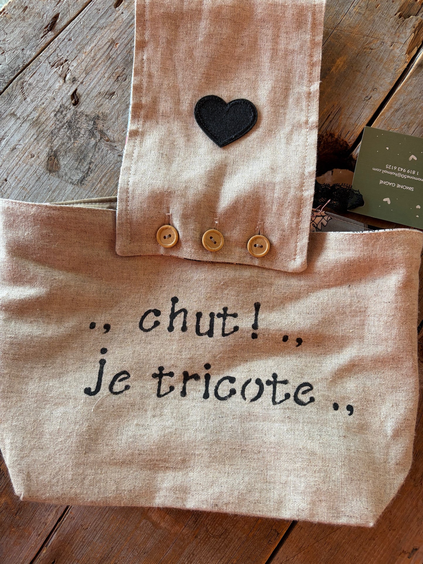 Sac à projet par Simone Gagné - #5 chut je tricote intérieur personnages